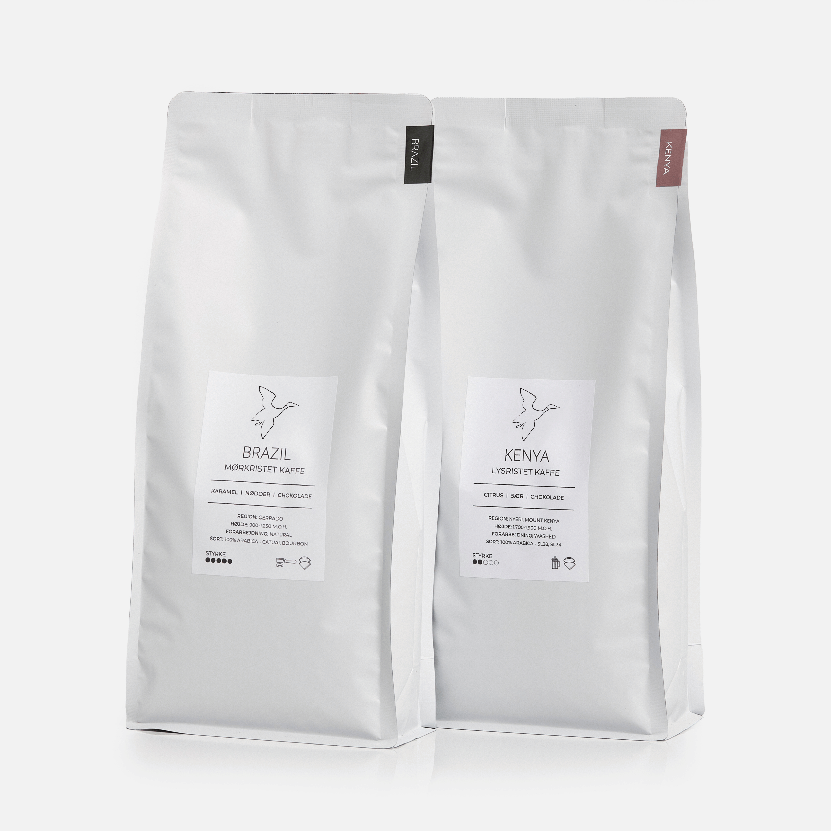 Friskristet kaffe fra kafferisteri med Brasilien og Kenya kaffebønner i hvide poser