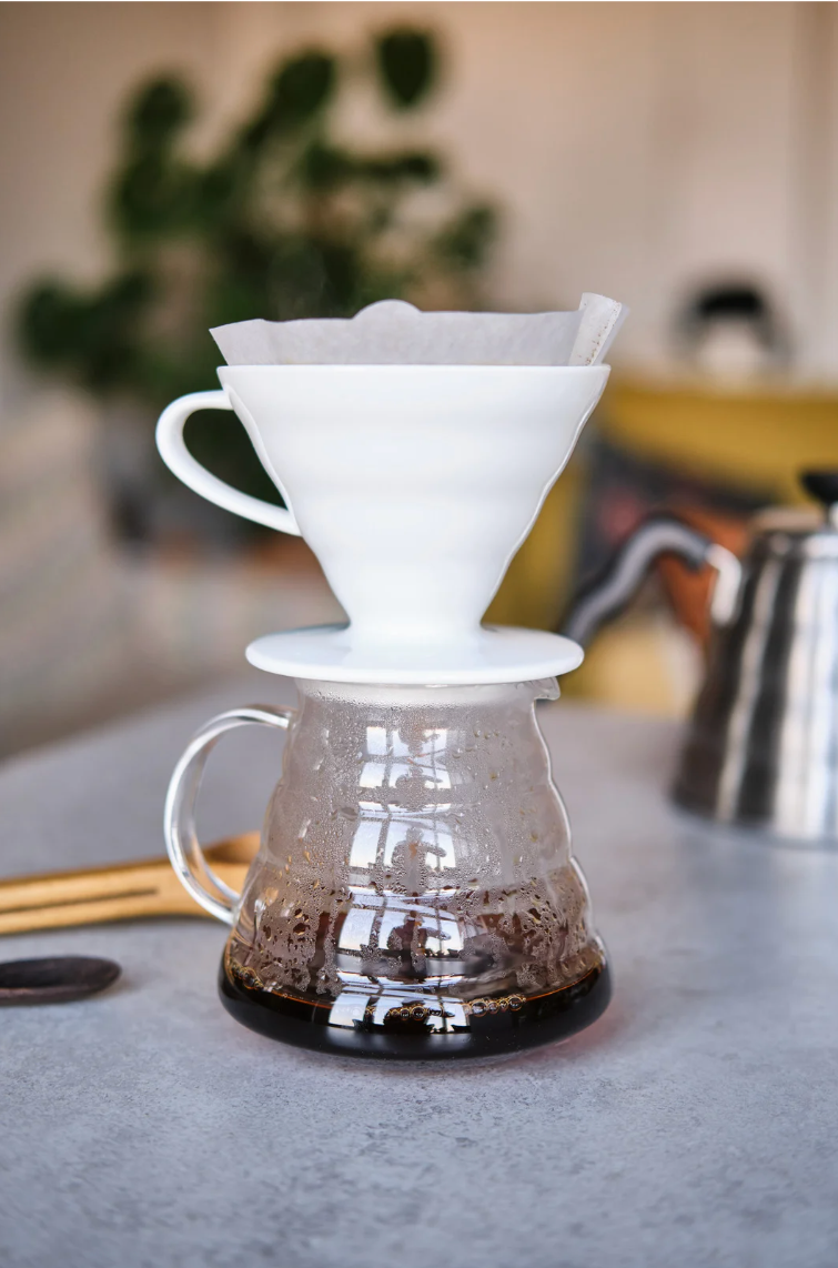 Hario V60-02 kaffetragt i hvid keramik – elegant pour-over brygger til specialkaffe med optimal varmefordeling og præcis ekstraktion.