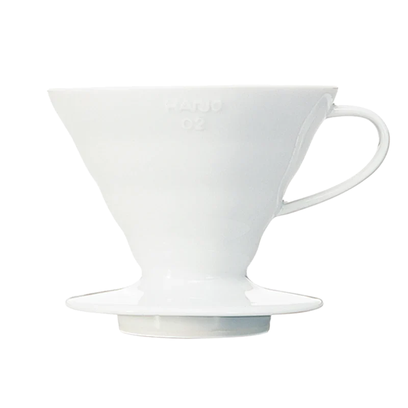 Hvid keramisk Hario V60 kaffetragt – bryg perfekt filterkaffe med stilfuldt design og jævn vandgennemstrømning.