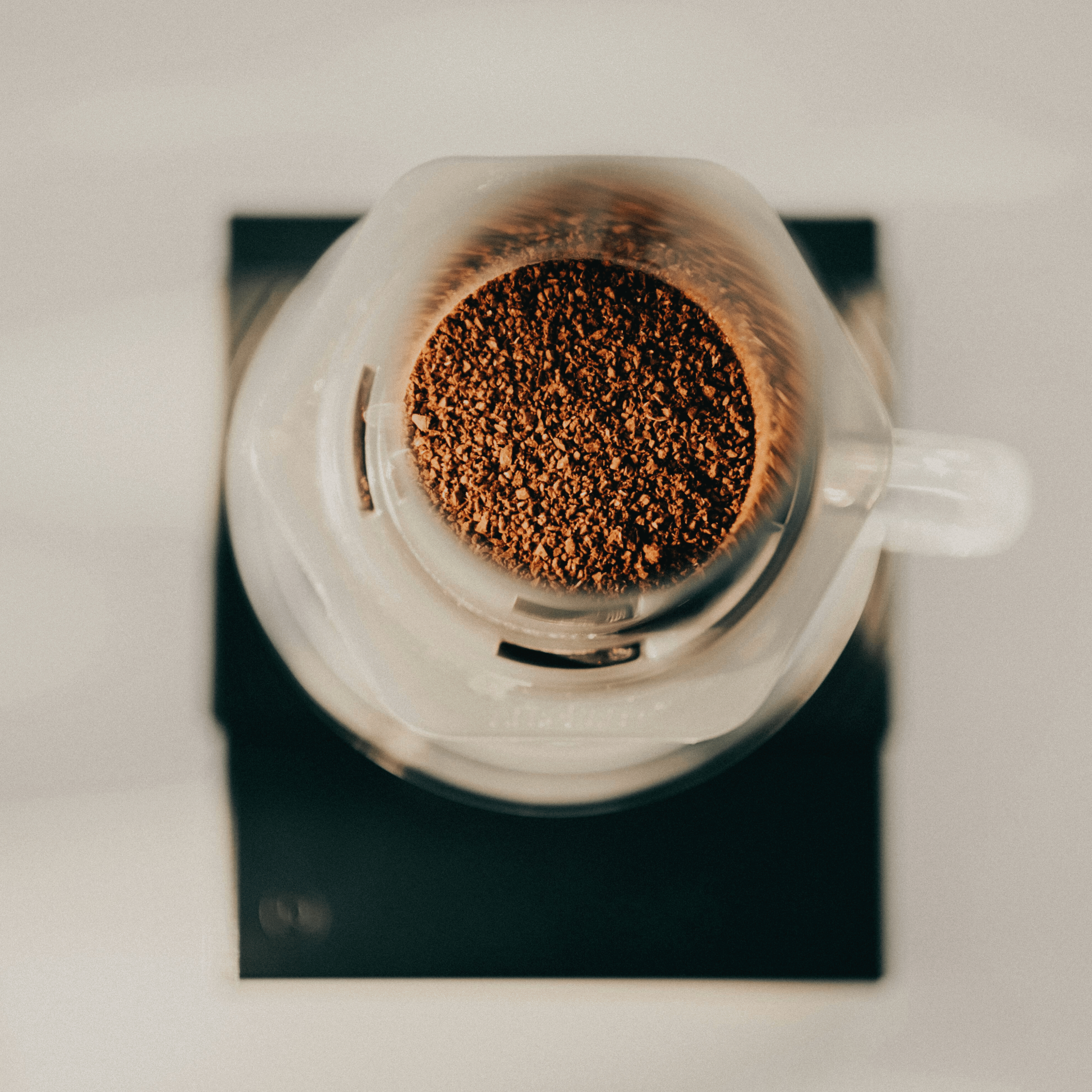 AeroPress kaffebrygger ved siden af en Hario V60 pour over brygger