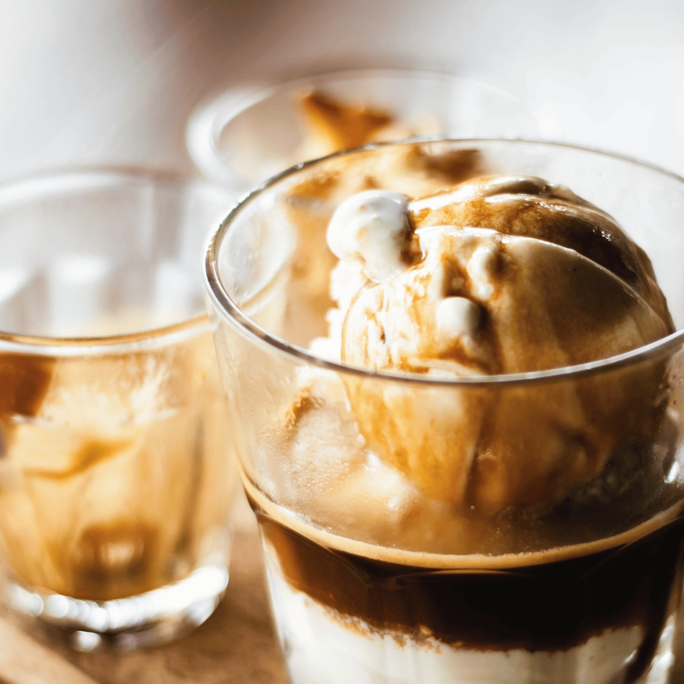 Affogato lavet med mørkristet espresso fra Brasilien hældt over vaniljeis