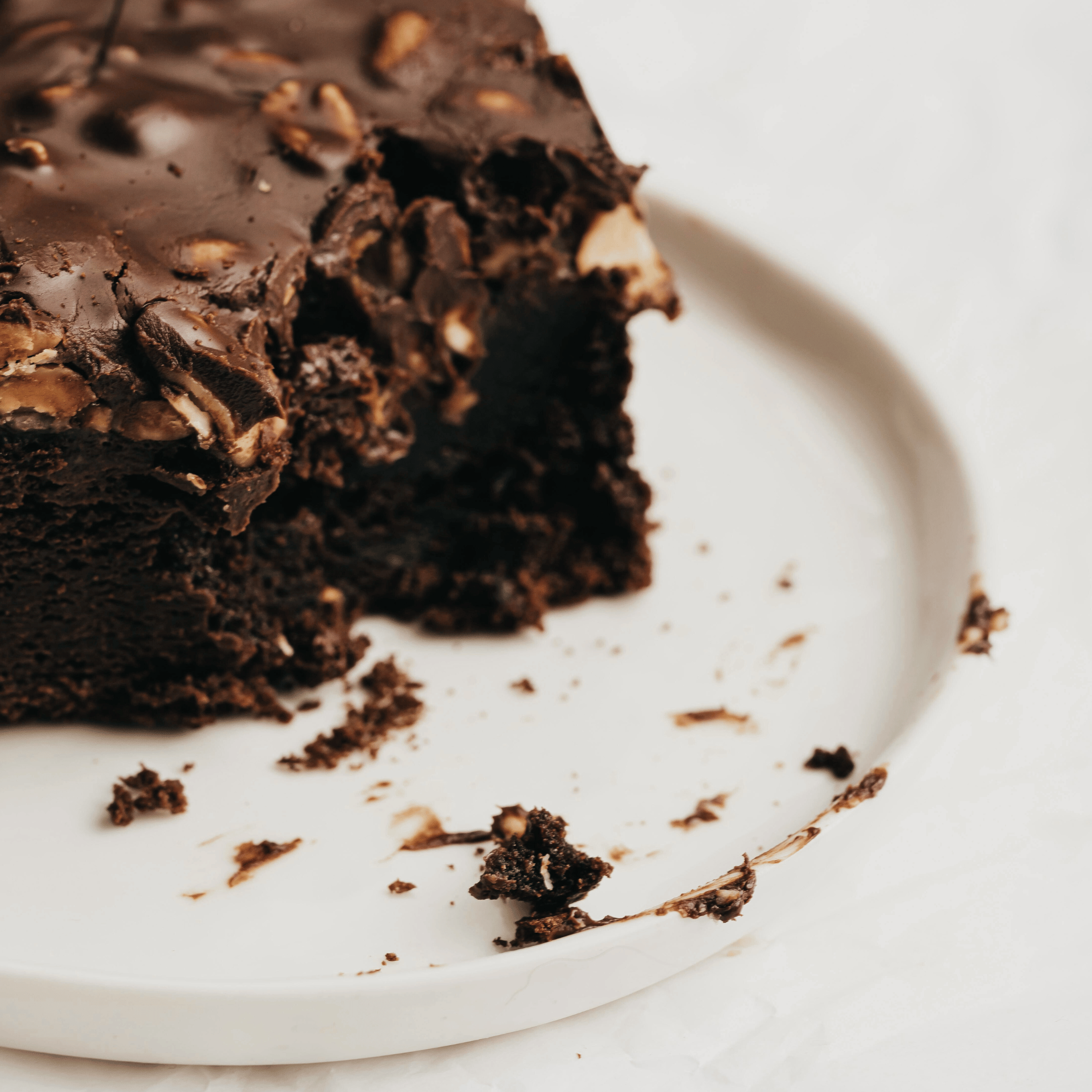 Fudgy brownies lavet med espresso og mørk chokolade skåret i stykker