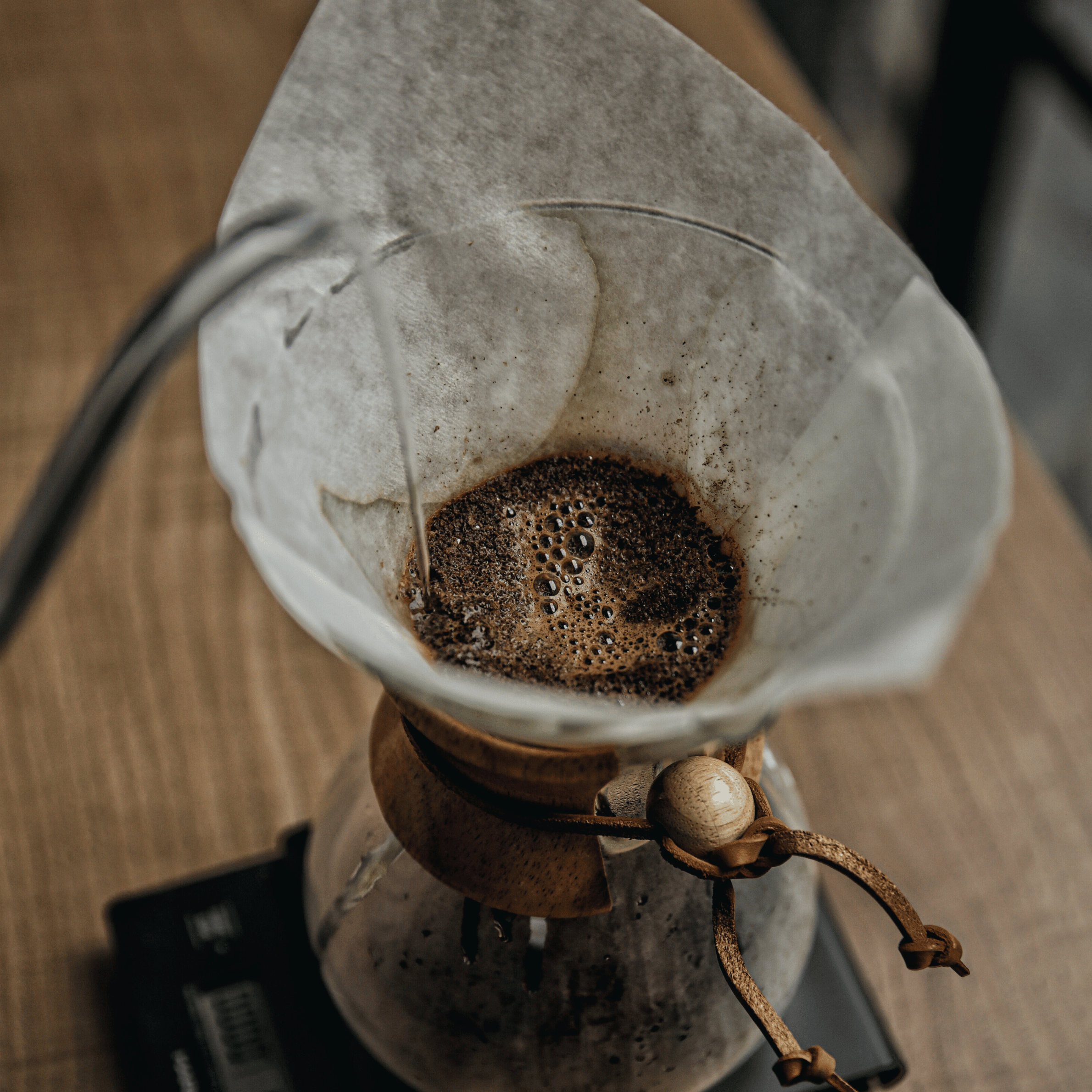Chemex kaffe brygges med tykt papirfilter, hvor varmt vand hældes langsomt over friskkværnet kaffe for en ren og elegant kop.