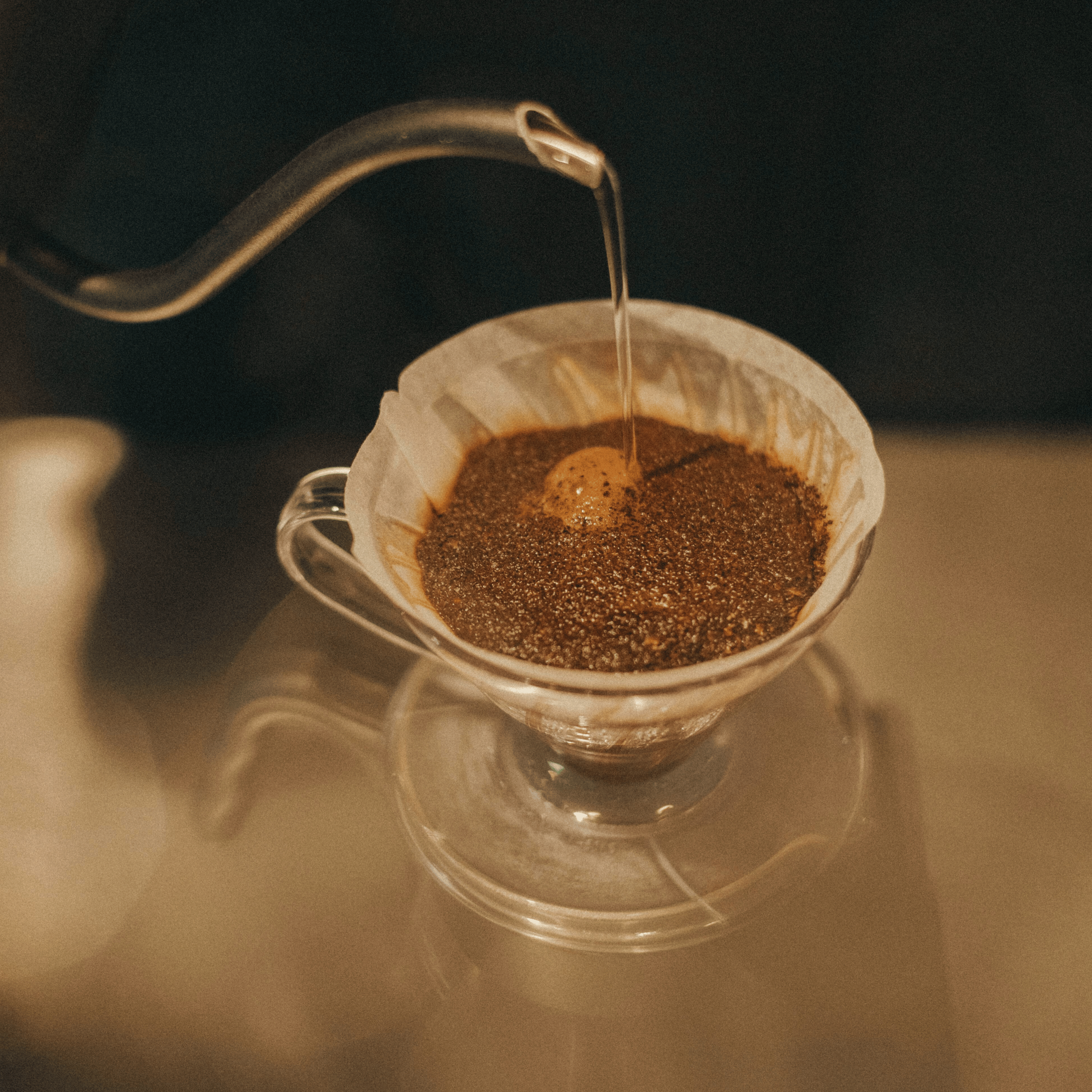 Chemex kaffebrygger ved siden af en Hario V60 pour over brygger
