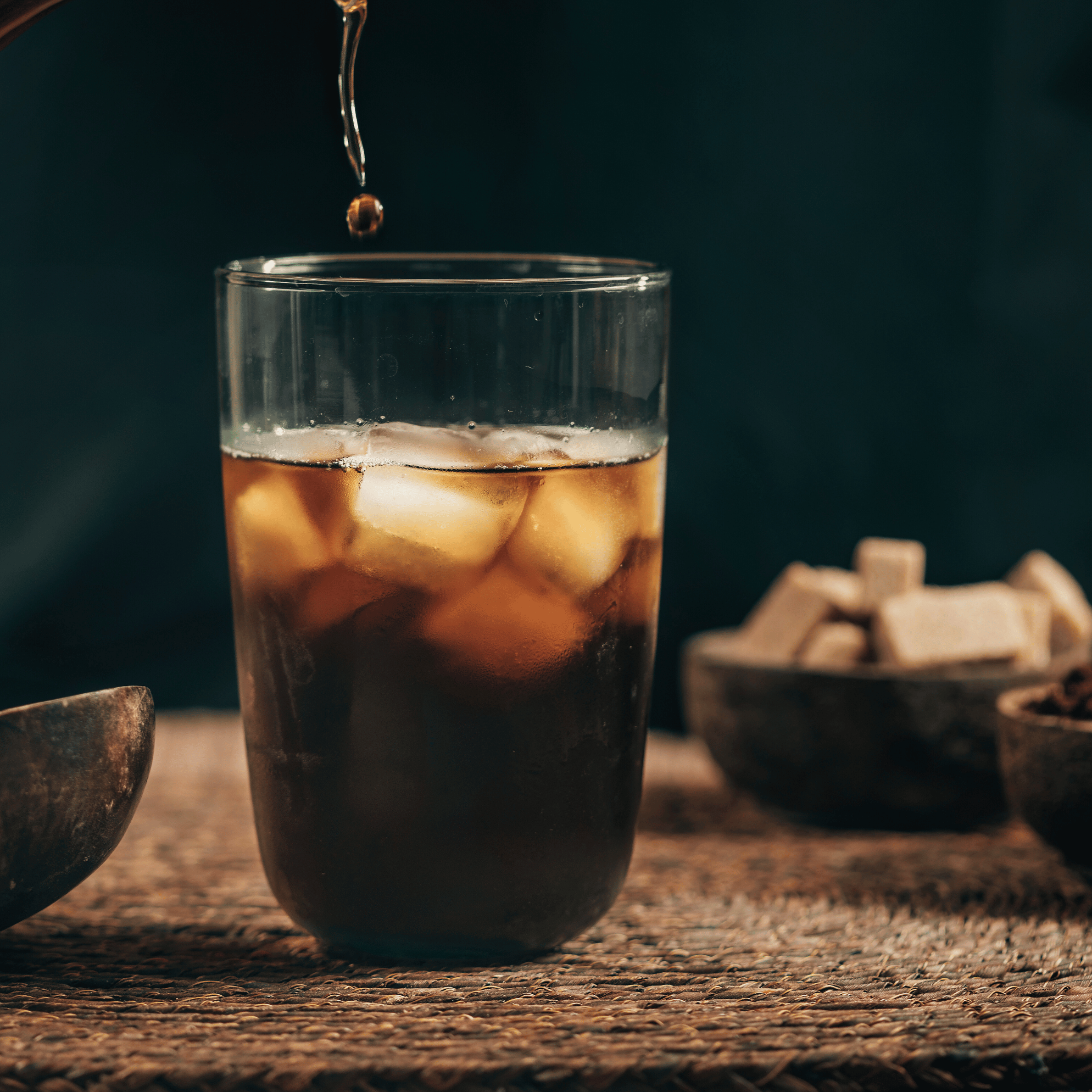 Cold brew kaffe brygget med groftkværnet kaffe og koldt vand i glasbeholder