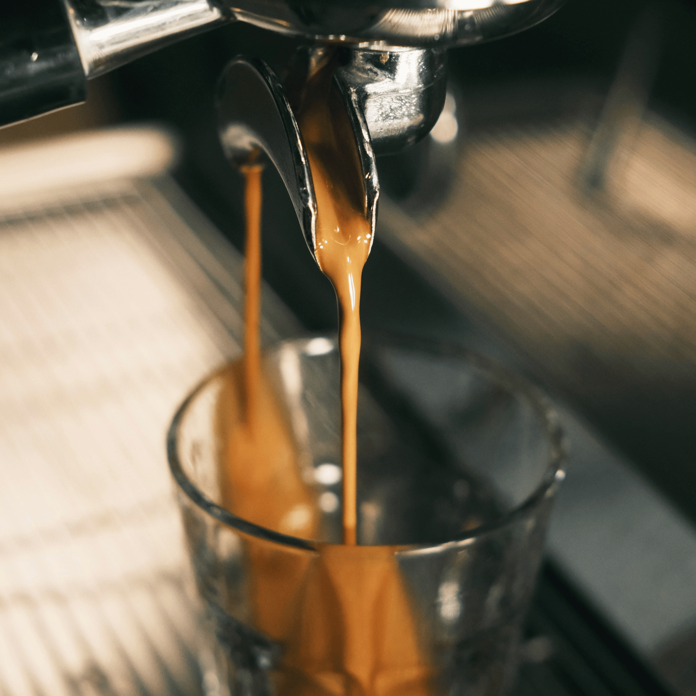 Espresso brygges på espressomaskine med friskkværnet kaffe, hvor ekstraktionen giver en fyldig og balanceret espresso i koppen.