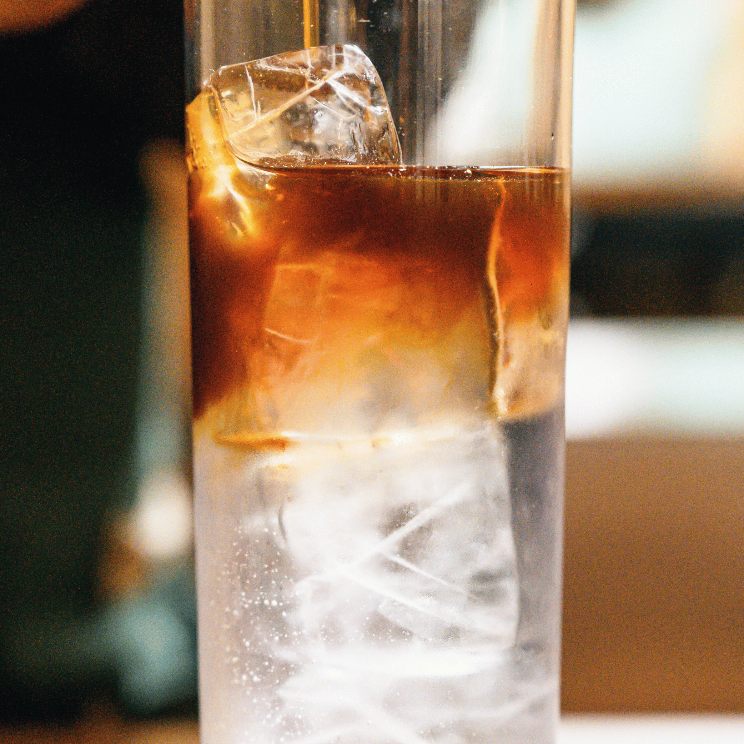 Espresso tonic serveret med is og citrus i glas på sommerdag