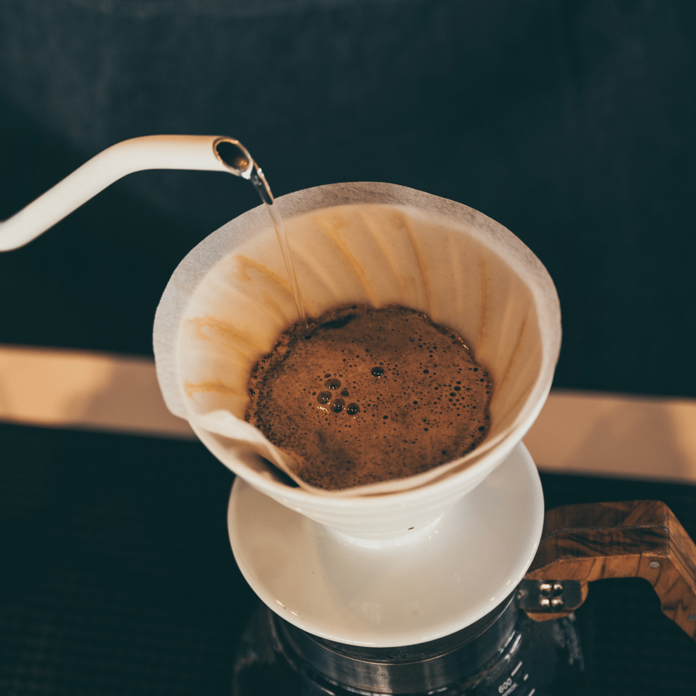 Blooming af kaffe under pour over brygning, hvor friskristet kaffe frigiver CO₂
