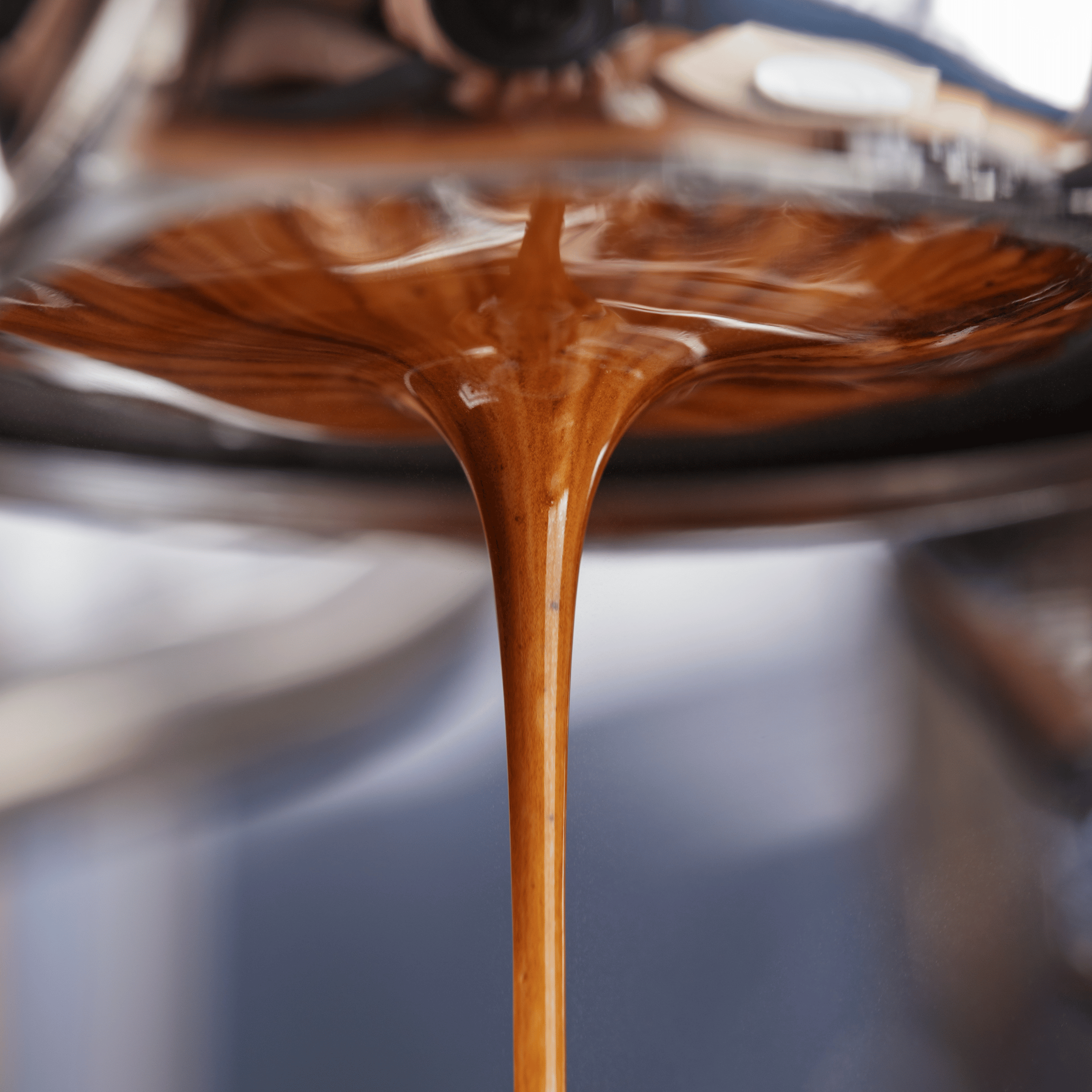 Sort kaffe med illustration af koffein, antioxidanter og naturlige indholdsstoffer