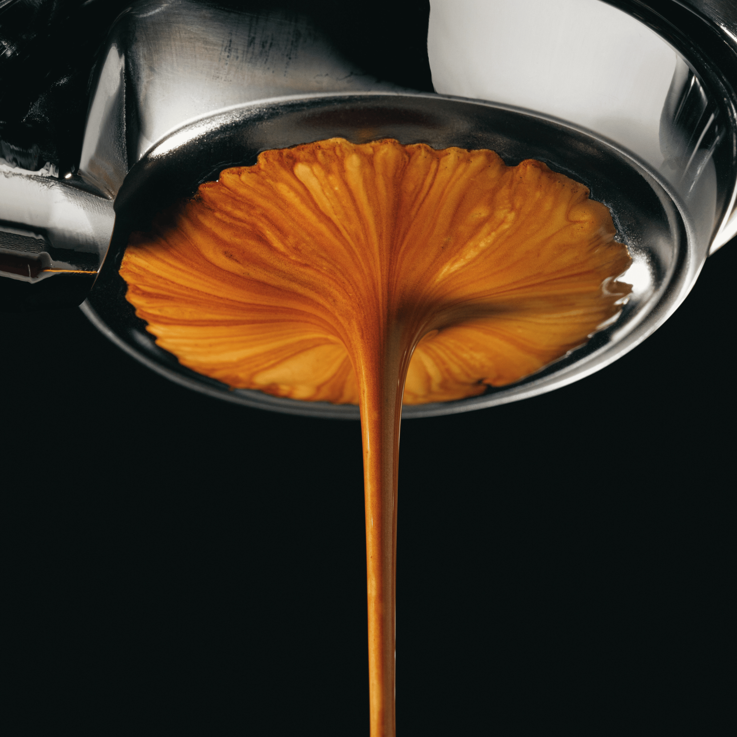 Flere kopper kaffe som symbol på dagligt koffeinindtag og balance