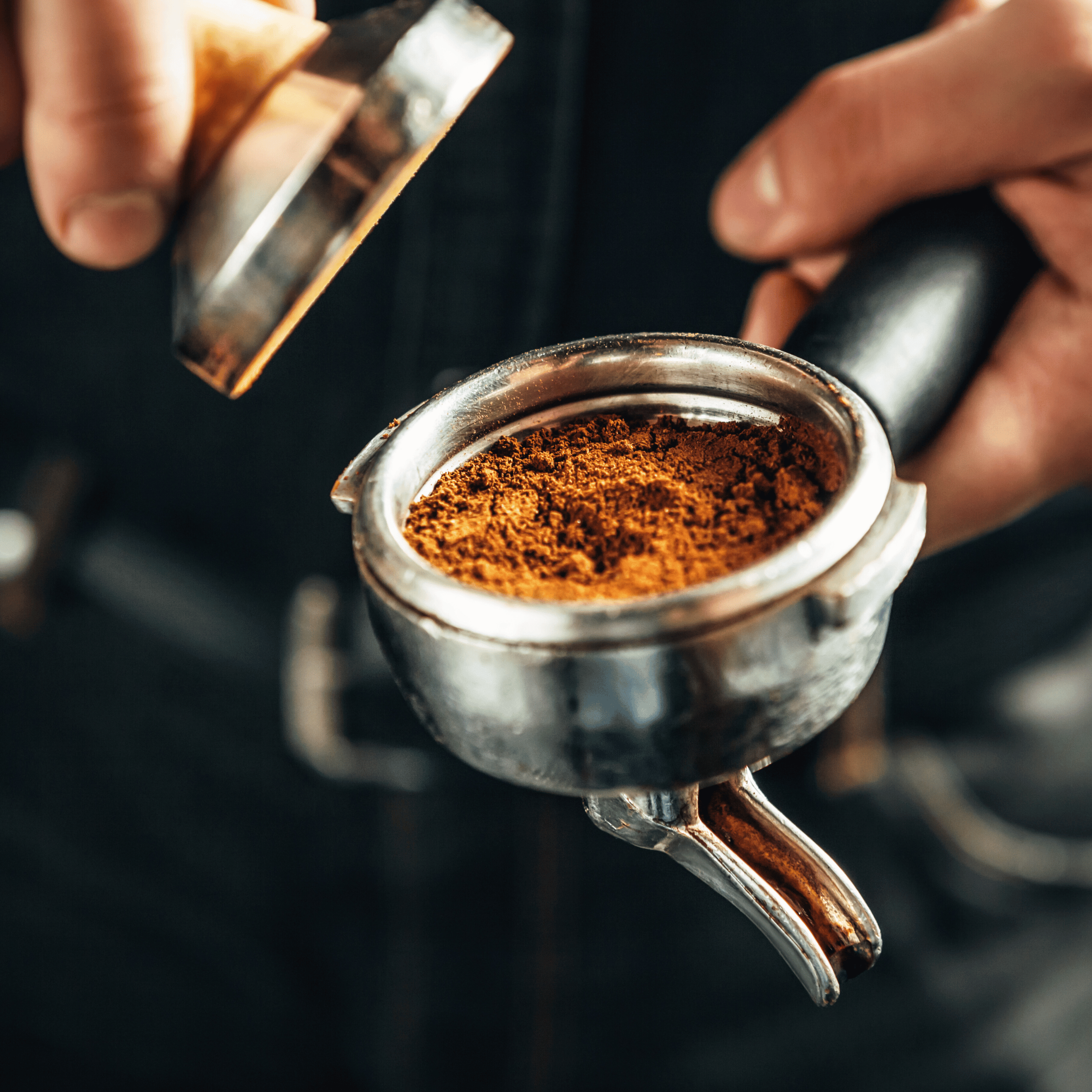 Stempelkande med korrekt dosering af groftkværnet kaffe og varmt vand