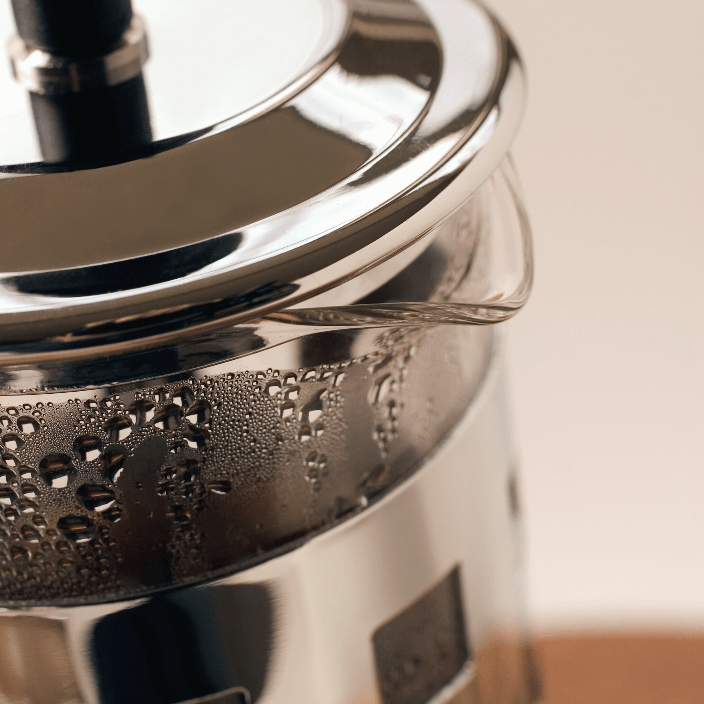 Stempelkande med friskbrygget kaffe og groftkværnede kaffebønner klar til brygning