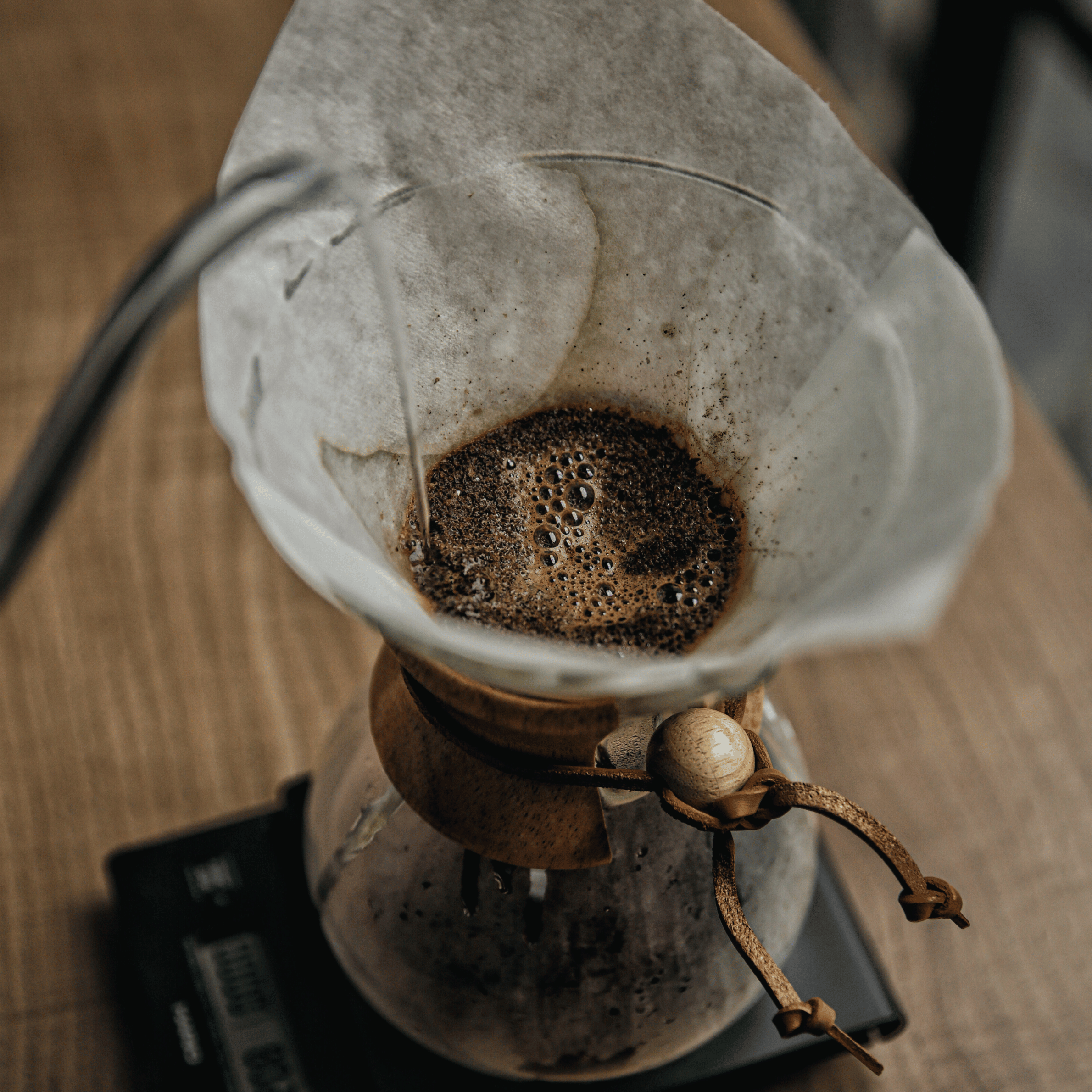 Kaffebrygning med korrekt vandtemperatur målt med termometer