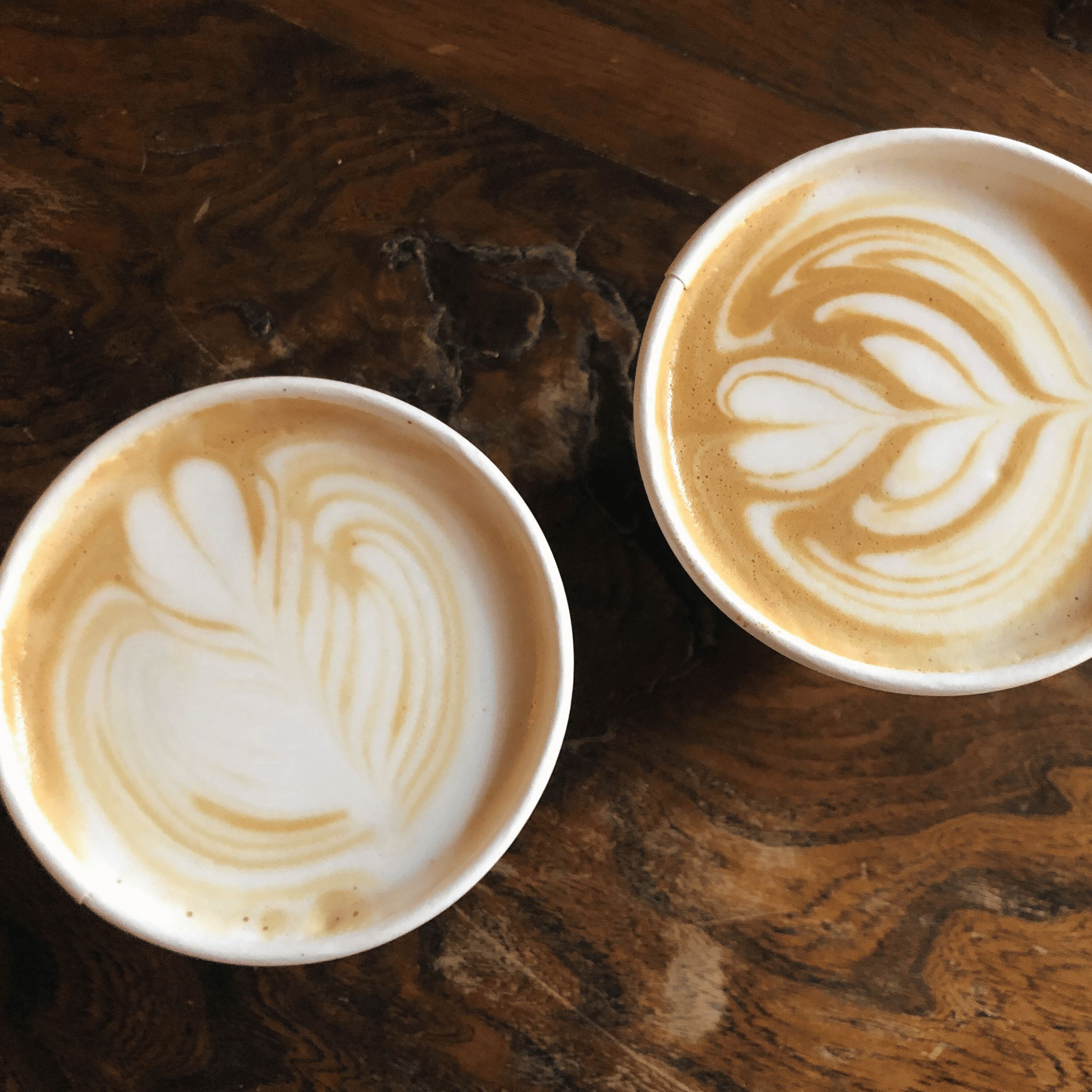 Hjemmelavet latte med espresso og silkeblød mælk i kop