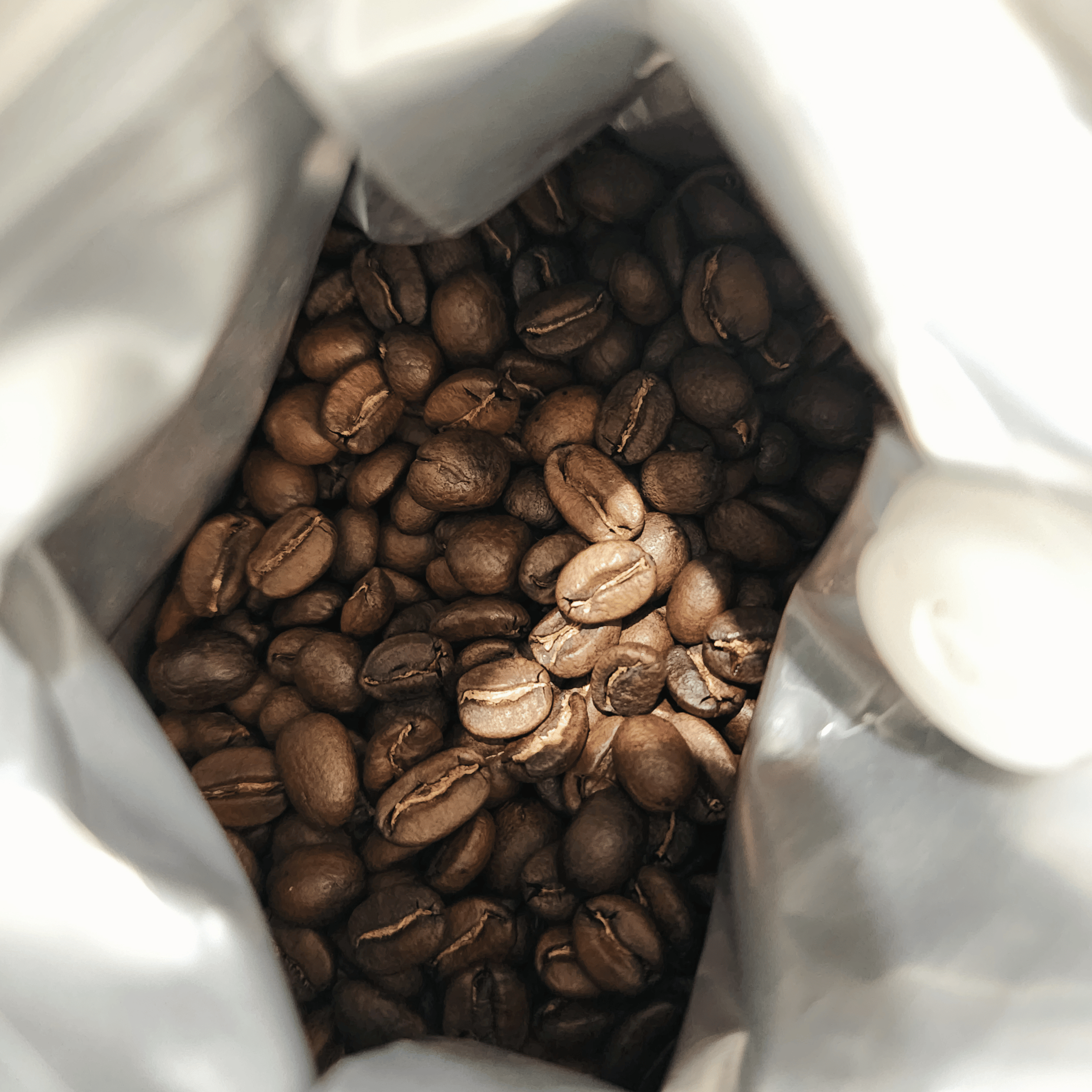 Sammenligning af lys- og mørkristede kaffebønner og deres koffeinindhold