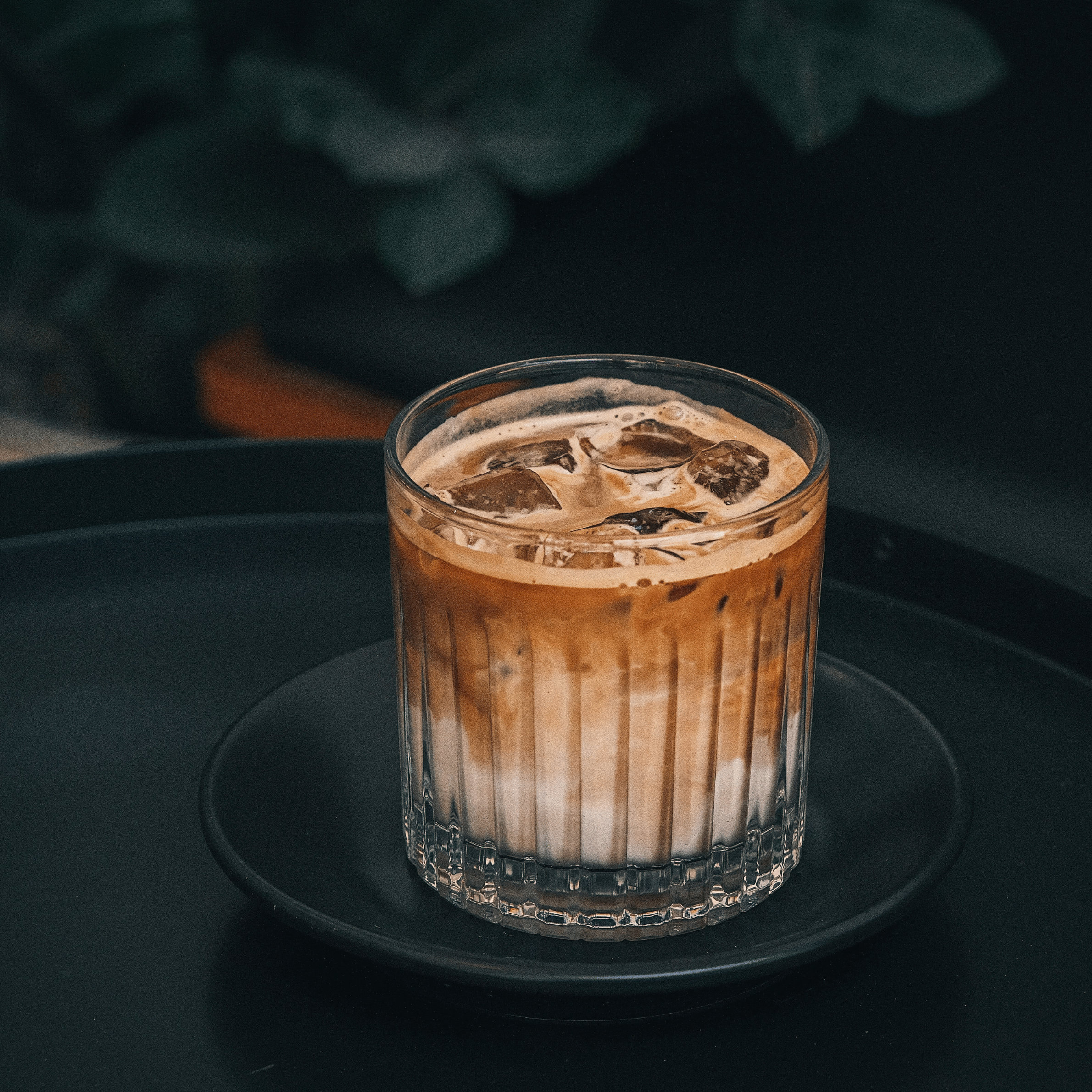Klassisk iskaffe lavet med espressoshot og mellemristet Colombia kaffe serveret med is