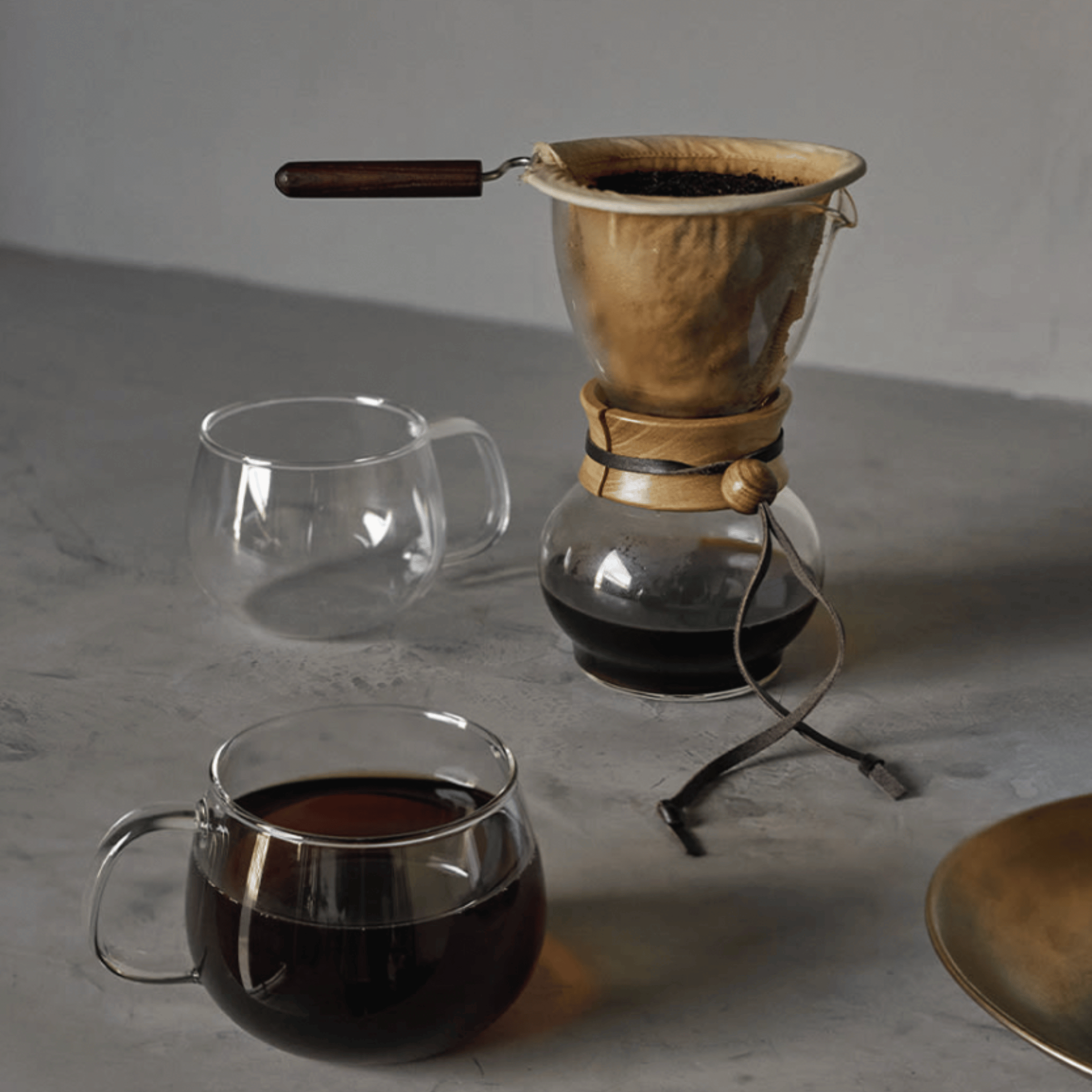 Nel Drip kaffe brygges med stofilter, hvor varmt vand hældes langsomt over friskkværnet kaffe for en blød og fyldig kop.