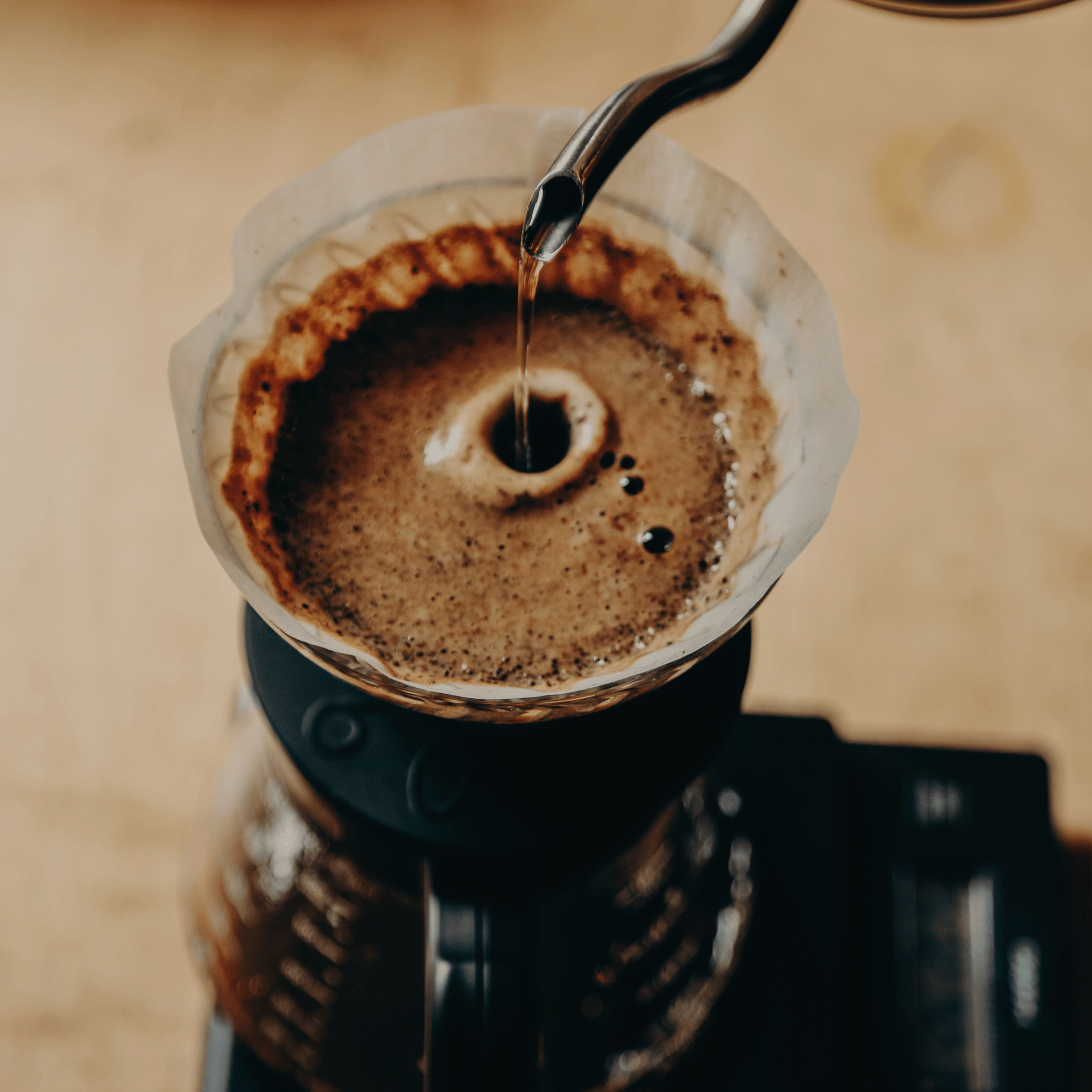 Pour over kaffe brygges med filter og håndbryg, hvor varmt vand hældes langsomt over friskkværnet kaffe for en ren og aromatisk kop.