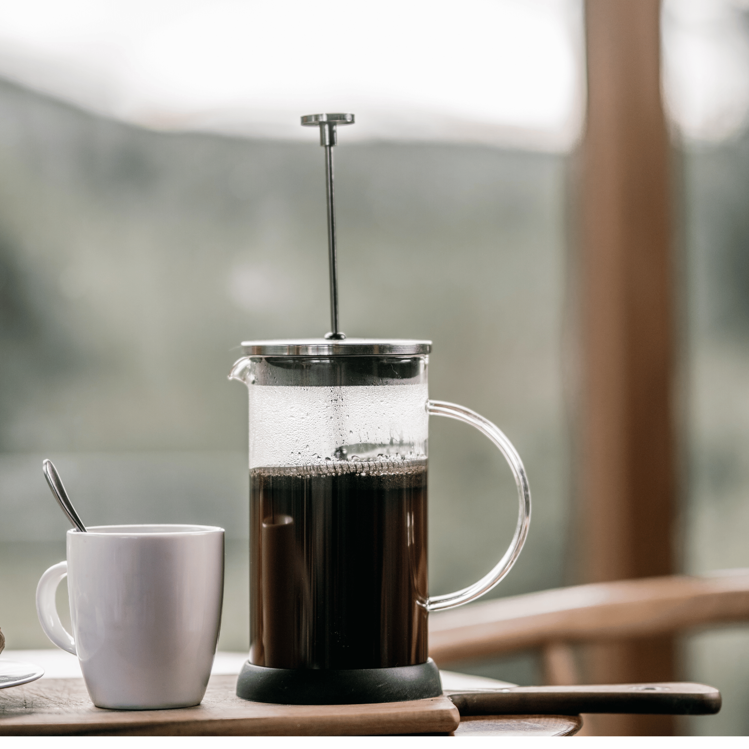 Stempelkande kaffe brygges med groftkværnet kaffe og varmt vand for en fyldig og rund smag.
