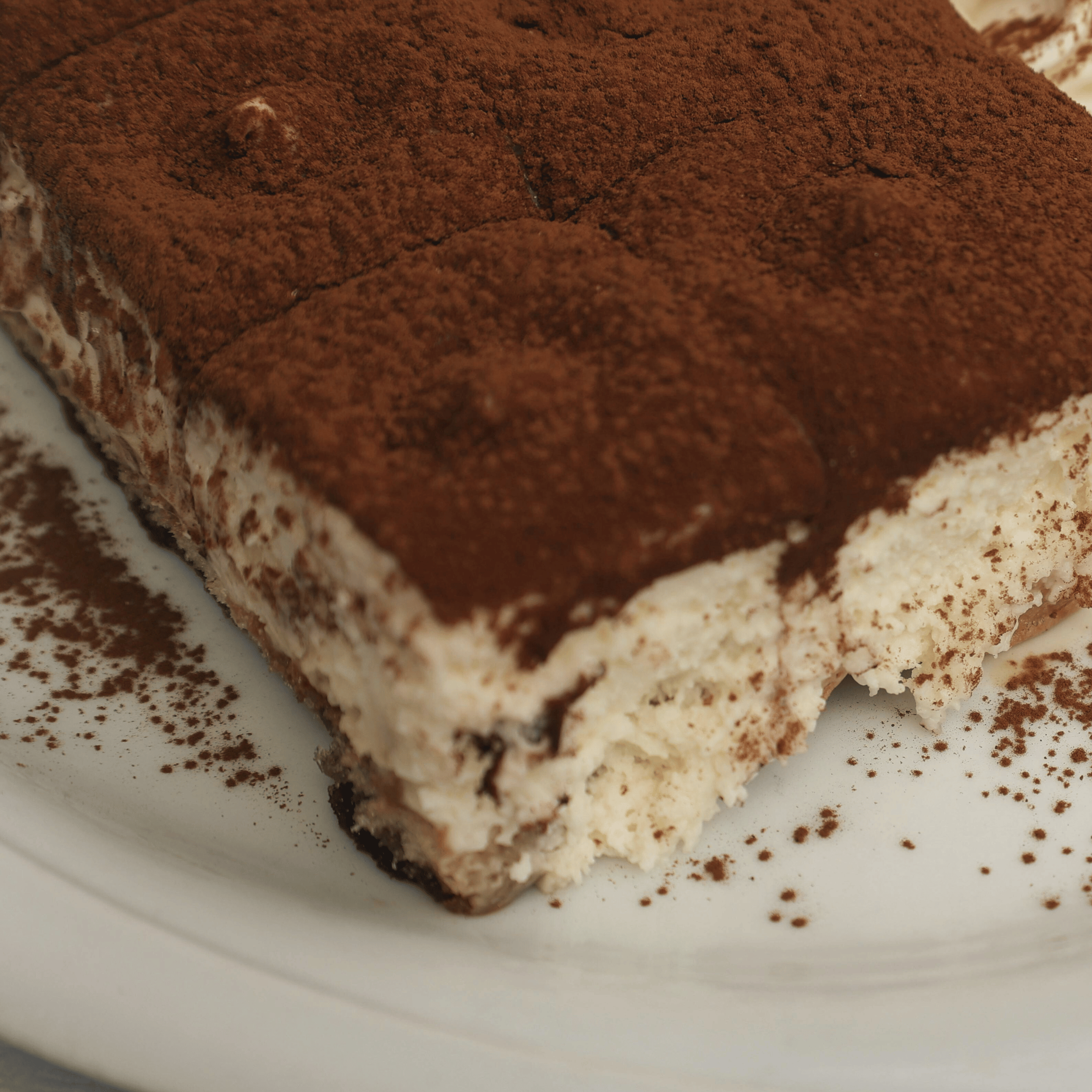 Klassisk tiramisu lavet med espresso og kakao på toppen