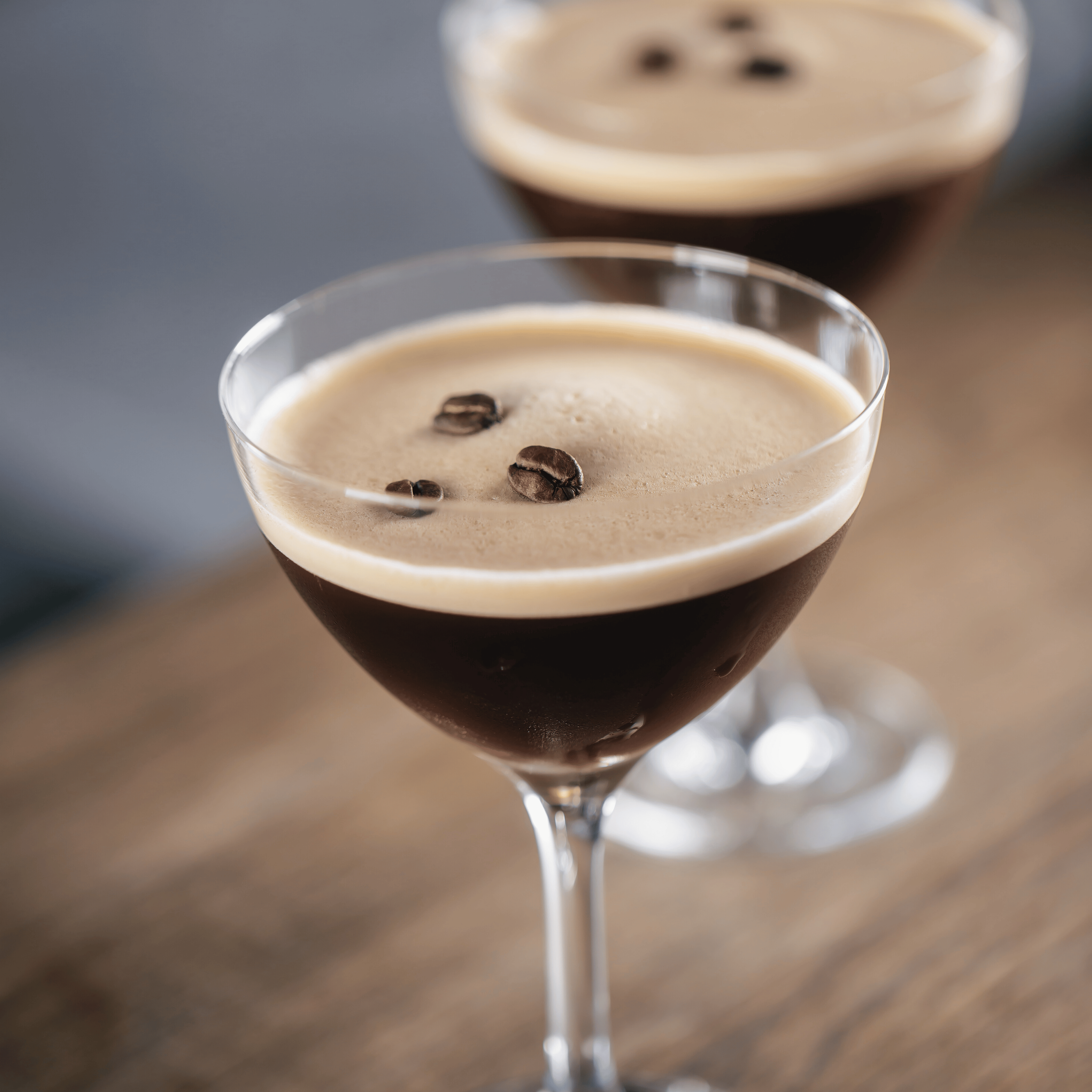 Espresso Martini lavet med mørkristet kaffe fra Brasilien, serveret i martiniglas med cremet skum