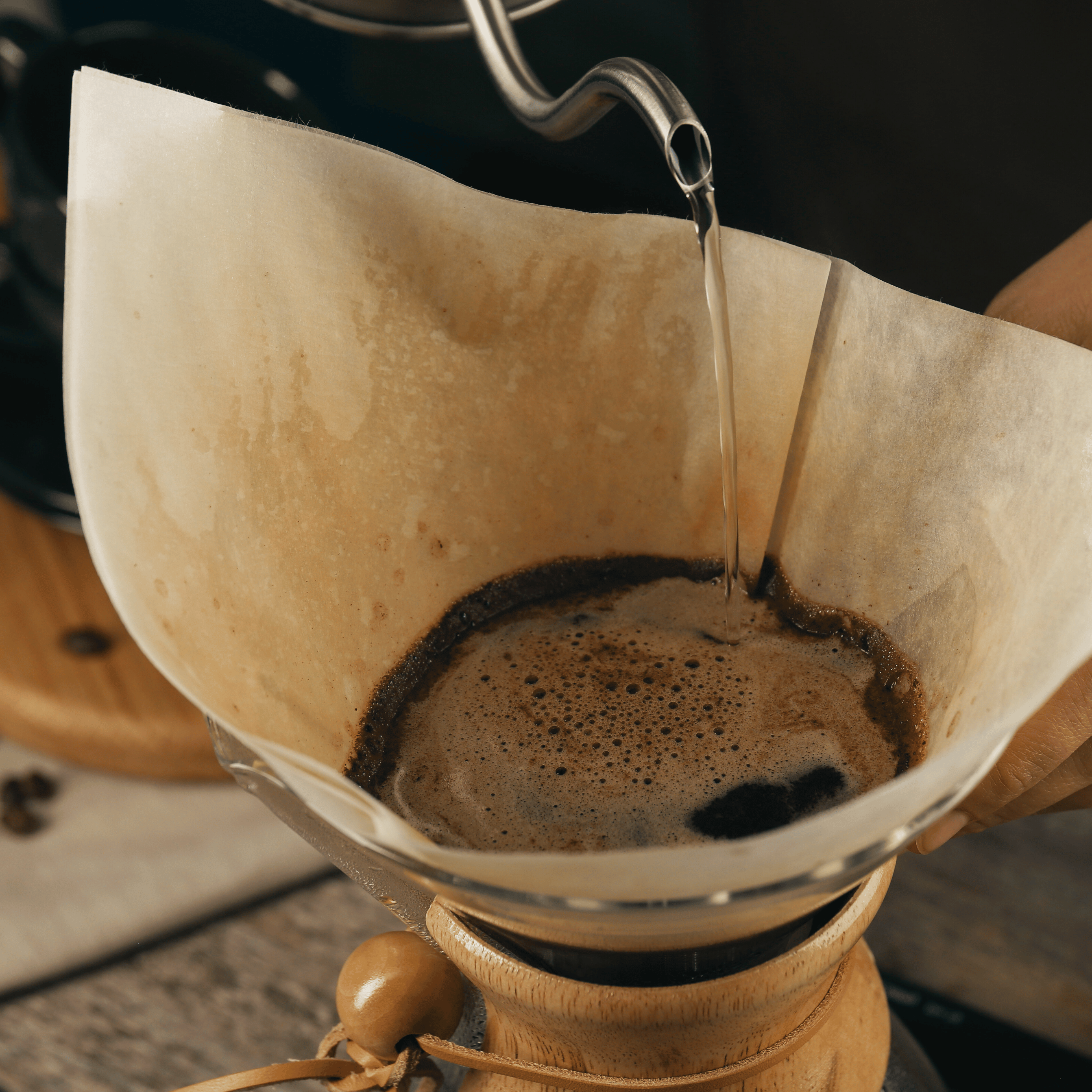 Chemex bryggeudstyr til pour over-kaffe, kendt for klart bryg og elegant design.