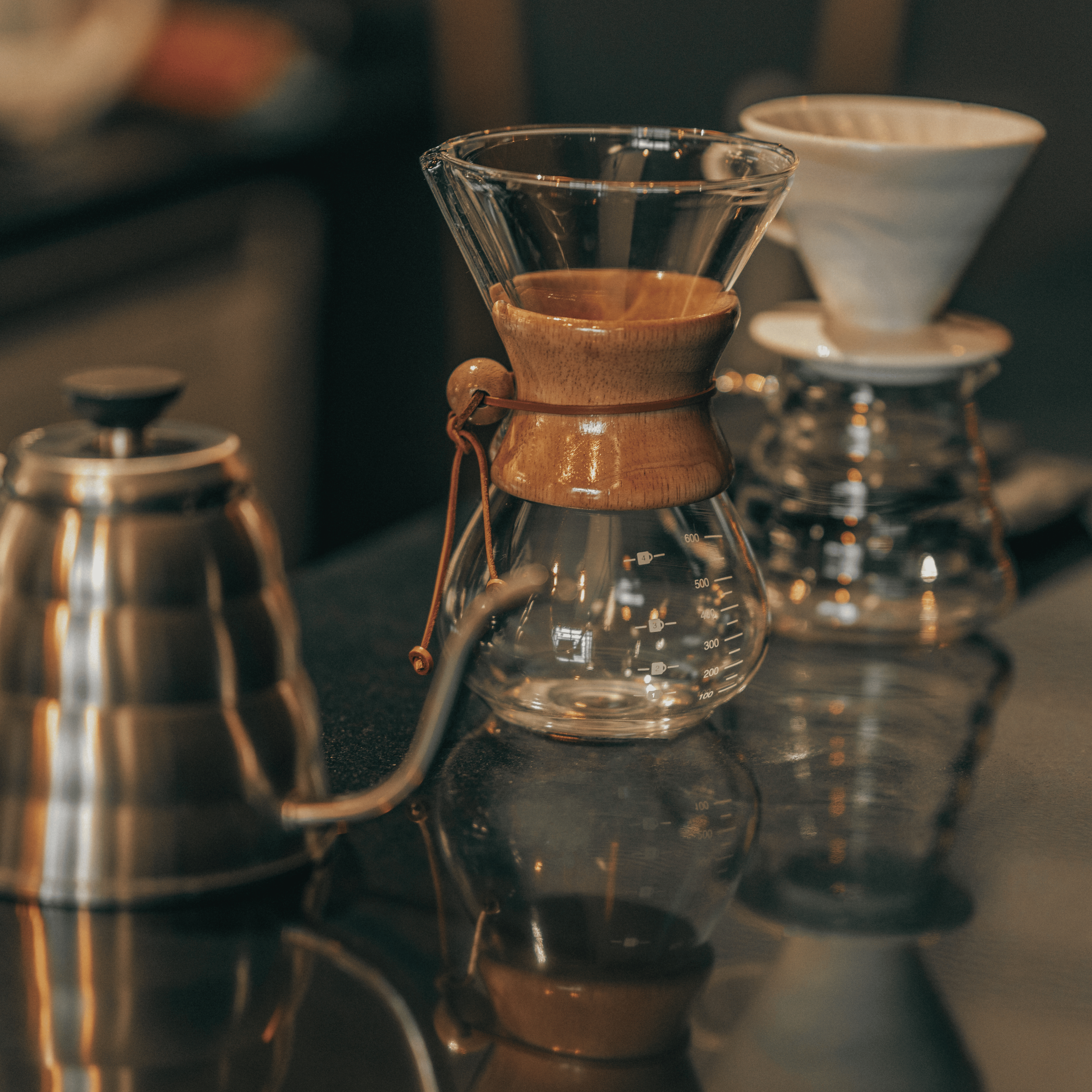 HARIO bryggeudstyr til pour over og filterkaffe i minimalistisk design, velegnet til præcis kaffebrygning.
