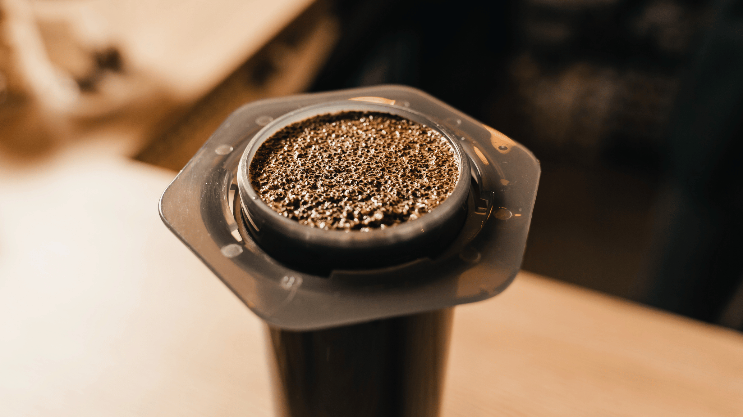 AeroPress kaffe brygges med friskkværnet kaffe og manuelt tryk for en ren og aromatisk kop.