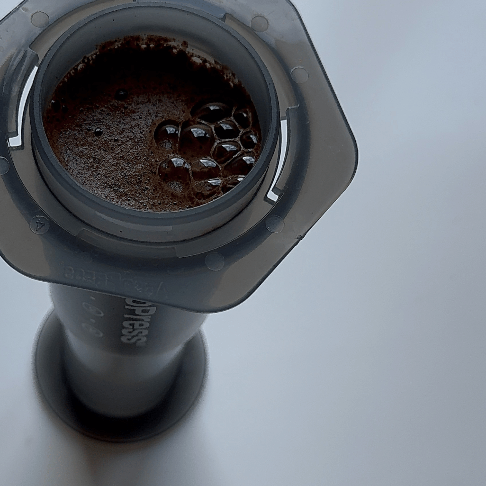 AeroPress bryggeudstyr til kaffebrygning, der giver ren og balanceret kaffe med høj ekstraktionskontrol.