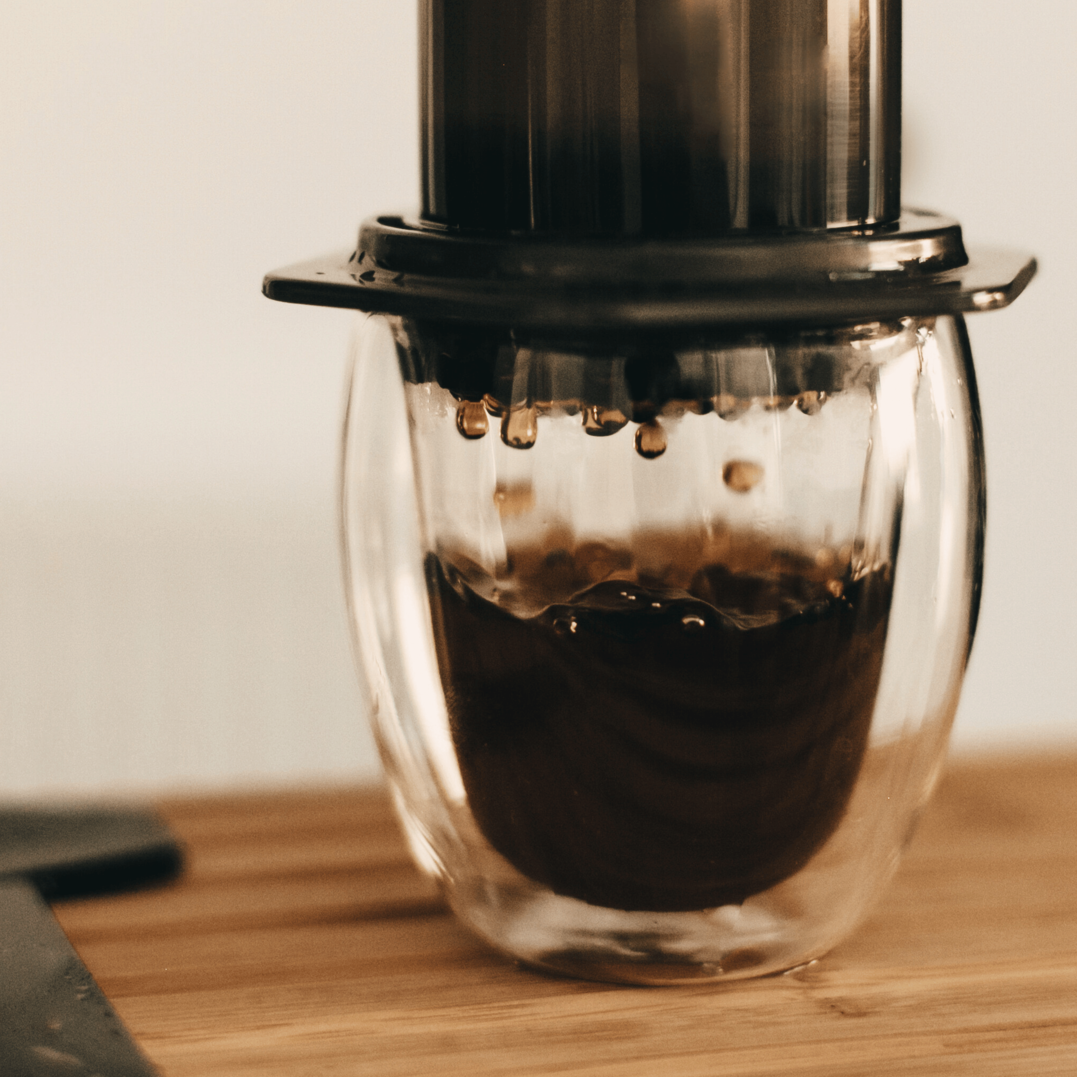 AeroPress kaffebrygger med AeroPress papirfiltre, der giver en ren og balanceret kop kaffe med præcis ekstraktion.