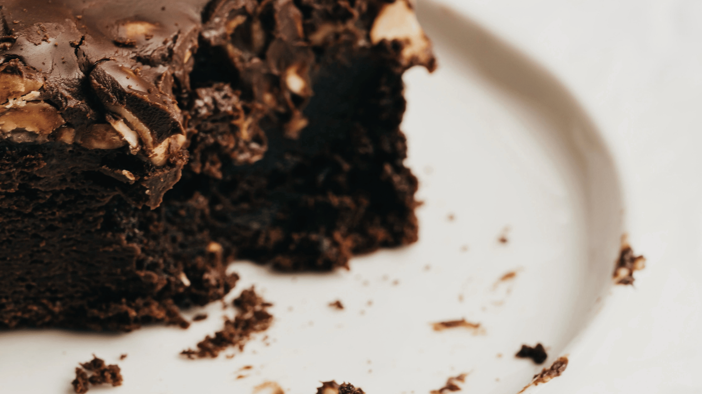 Fudgy brownies lavet med espresso og mørk chokolade skåret i stykker