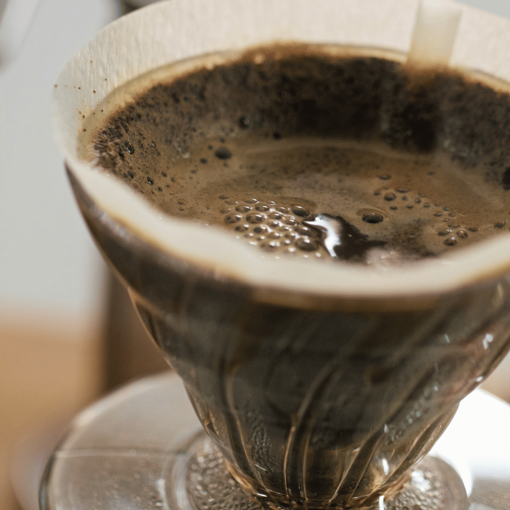 Bryggeudstyr til kaffe med AeroPress, V60, Chemex og stempelkande samt filtre og kværne til optimal brygning.