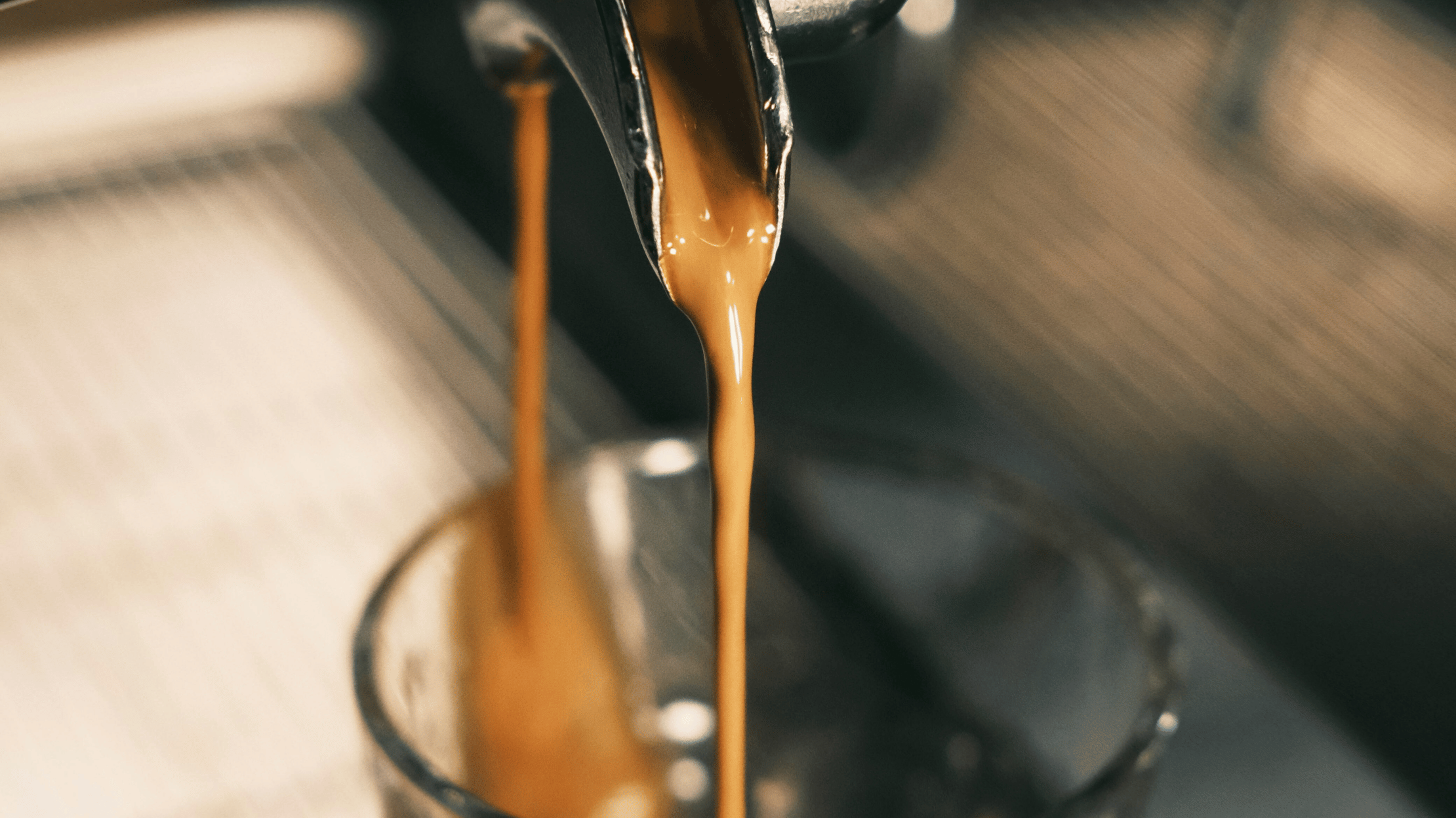 Espresso brygges på espressomaskine med friskkværnet kaffe, hvor ekstraktionen giver en fyldig og balanceret espresso i koppen.