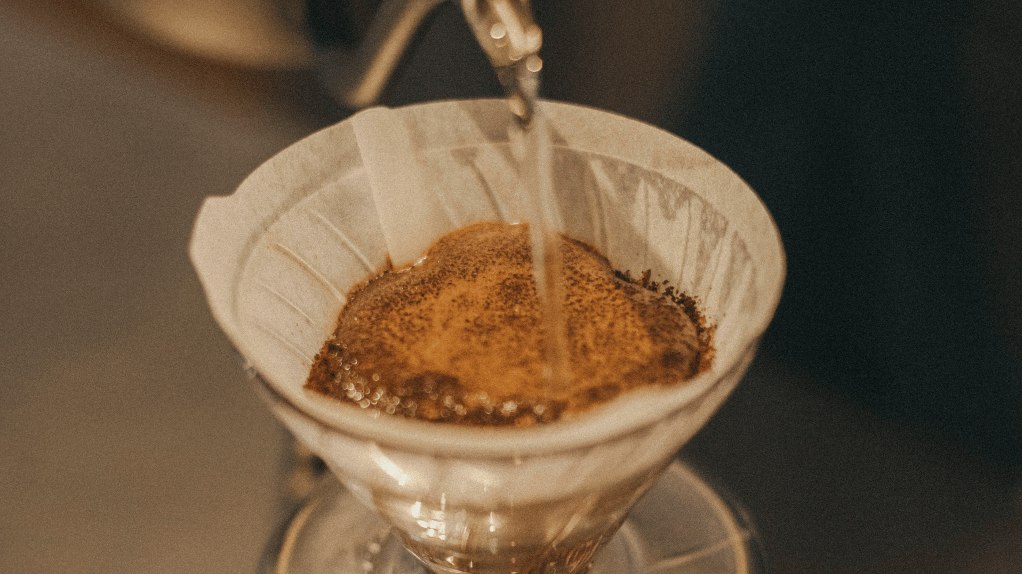 Hario V60 pour over brygning med friskkværnet kaffe og kontrolleret hældning