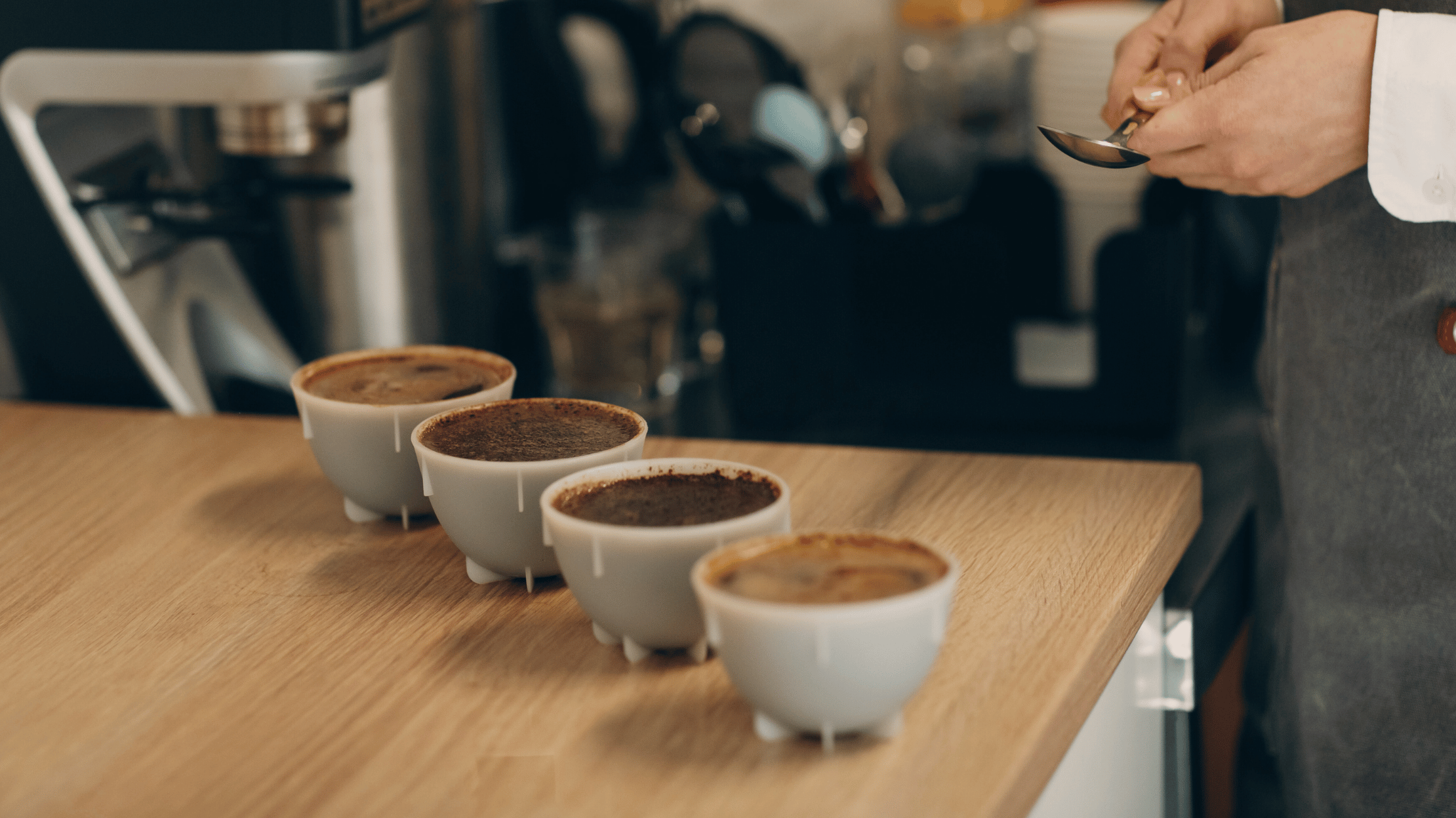 Kaffecupping med smageskema, hvor kaffe vurderes og tildeles cupping score