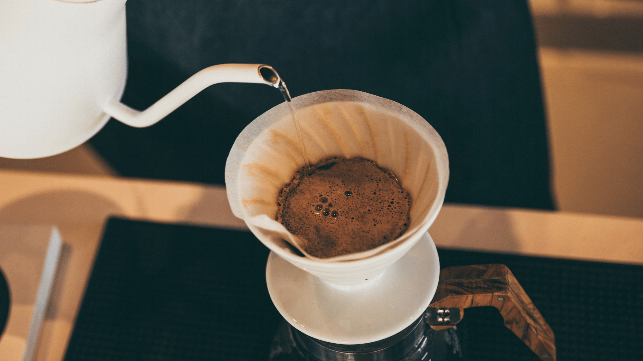Blooming af kaffe under pour over brygning, hvor friskristet kaffe frigiver CO₂