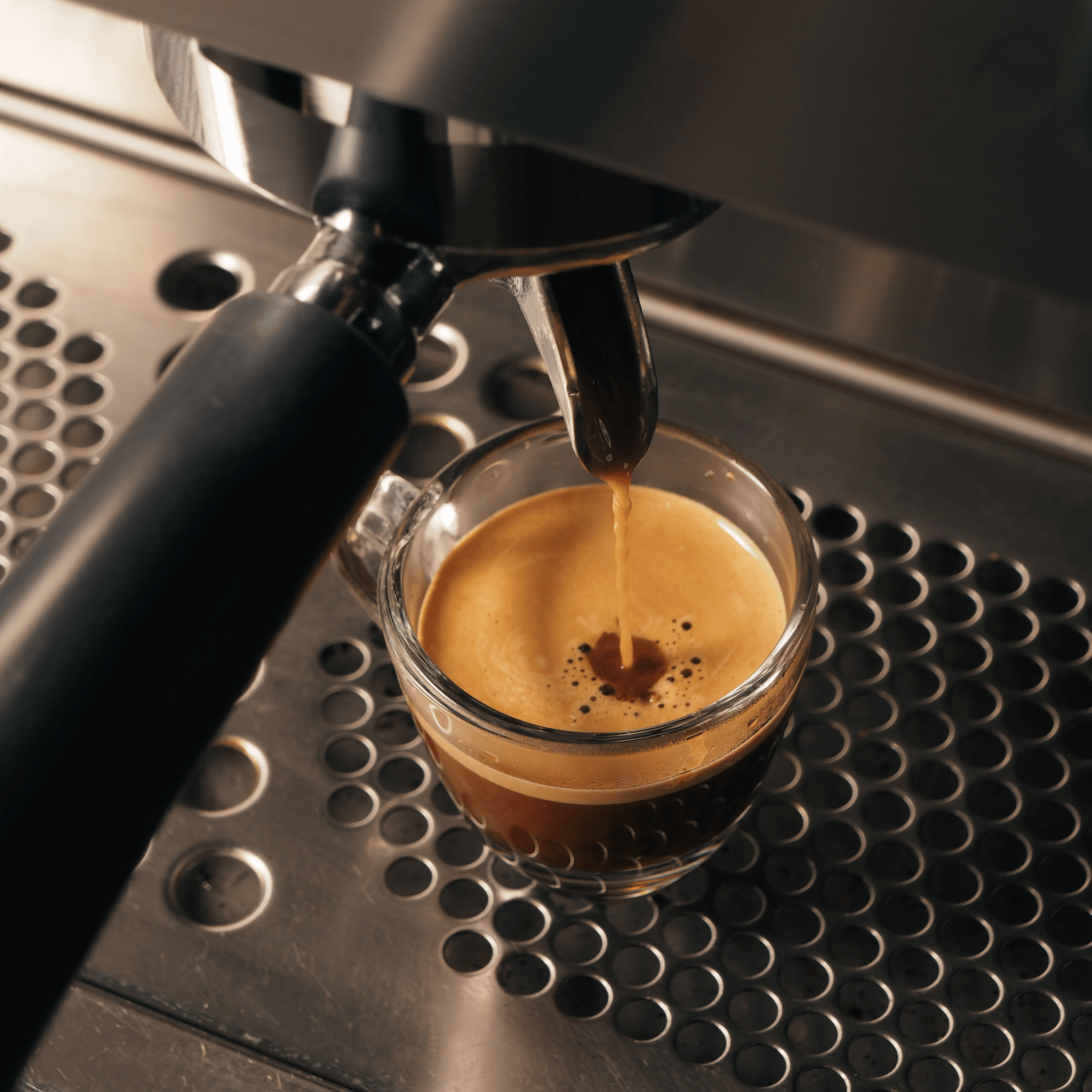 Espresso med gylden crema på toppen i espressokop