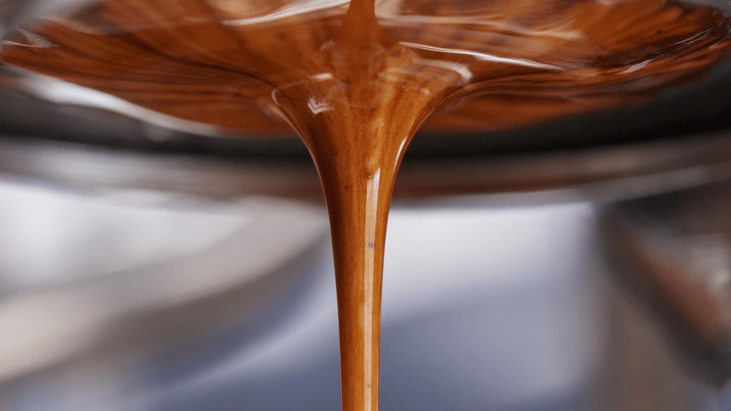 Sort kaffe med illustration af koffein, antioxidanter og naturlige indholdsstoffer