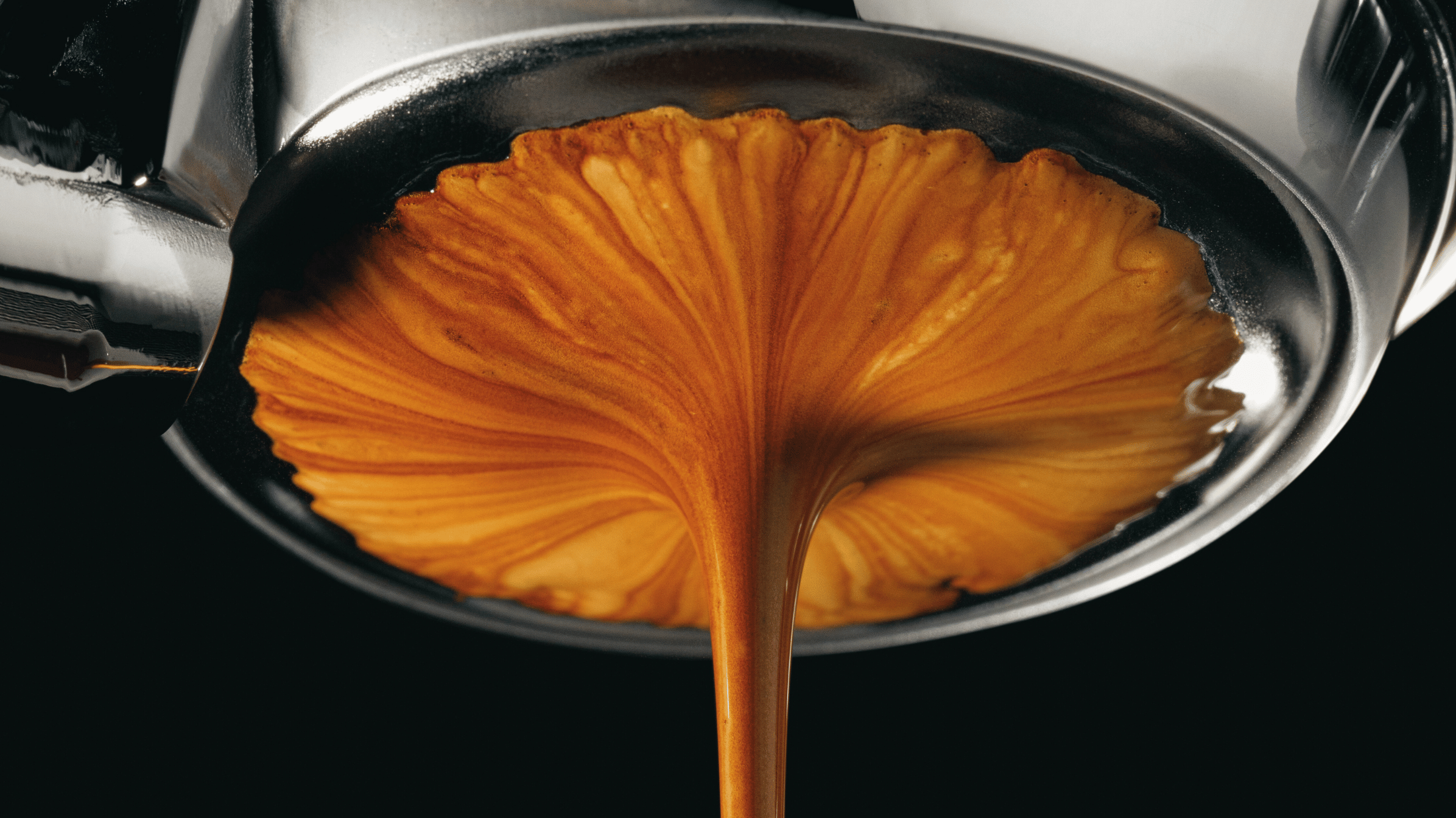 Flere kopper kaffe som symbol på dagligt koffeinindtag og balance