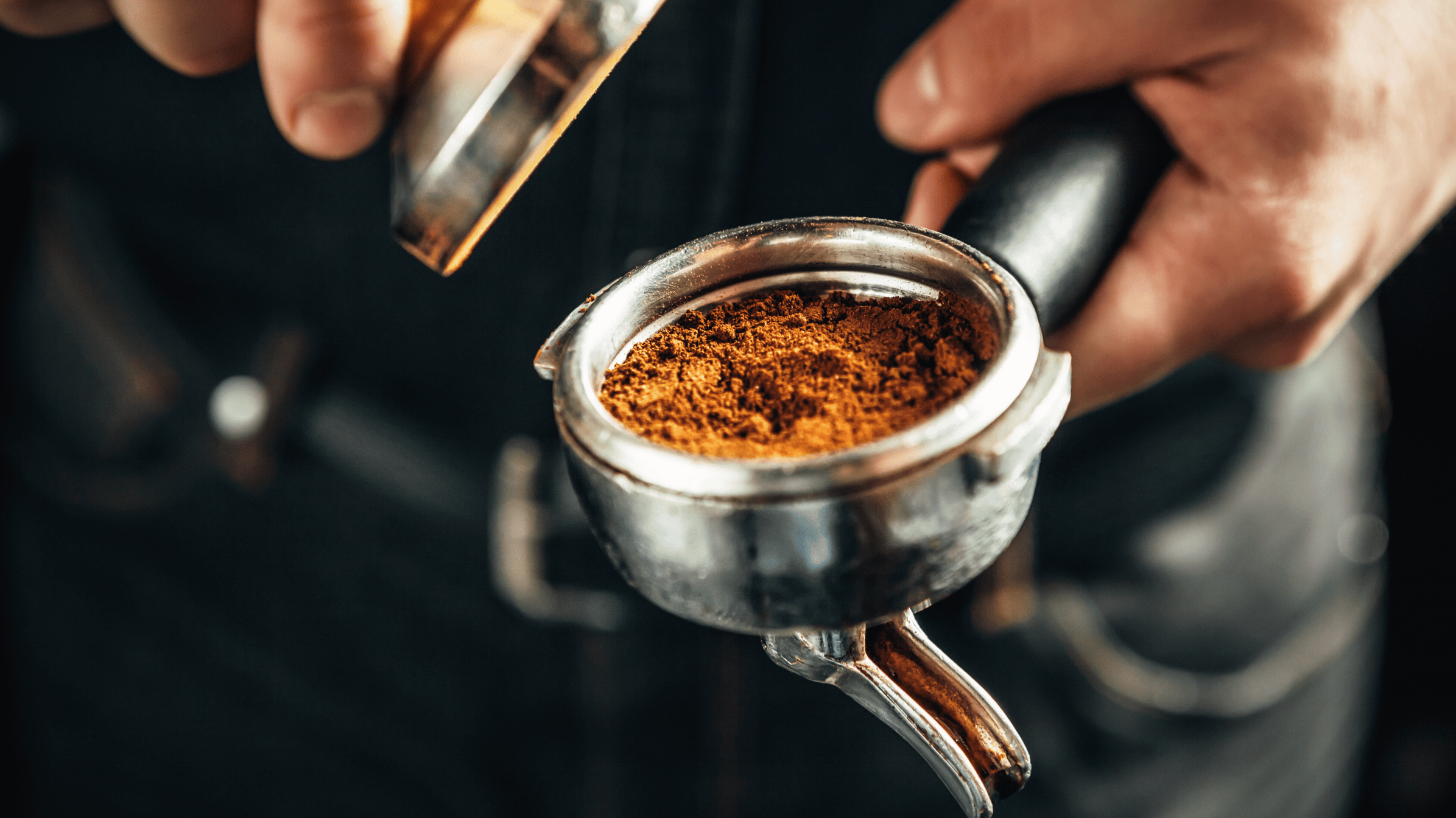 Stempelkande med korrekt dosering af groftkværnet kaffe og varmt vand
