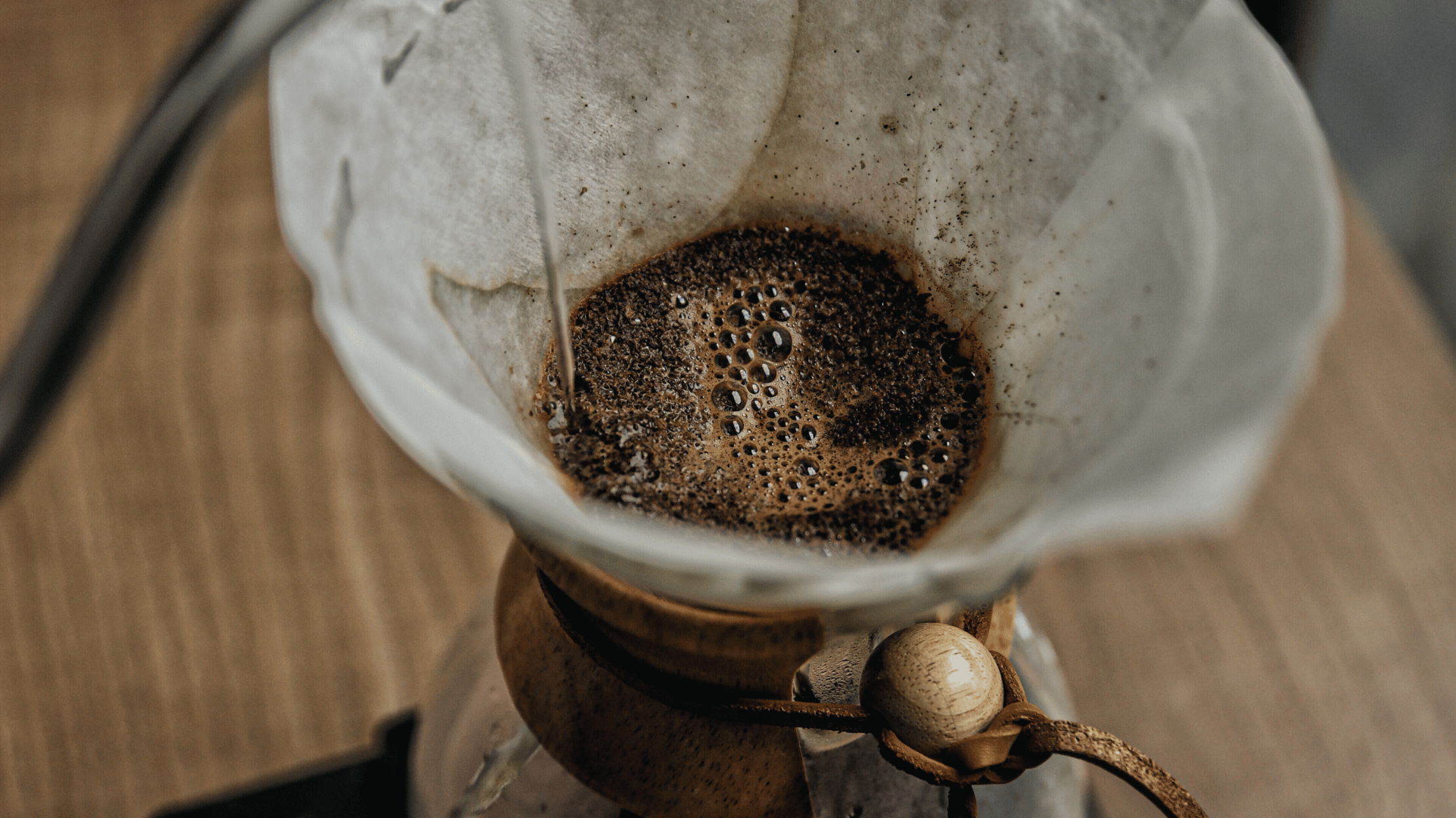Kaffebrygning med korrekt vandtemperatur målt med termometer