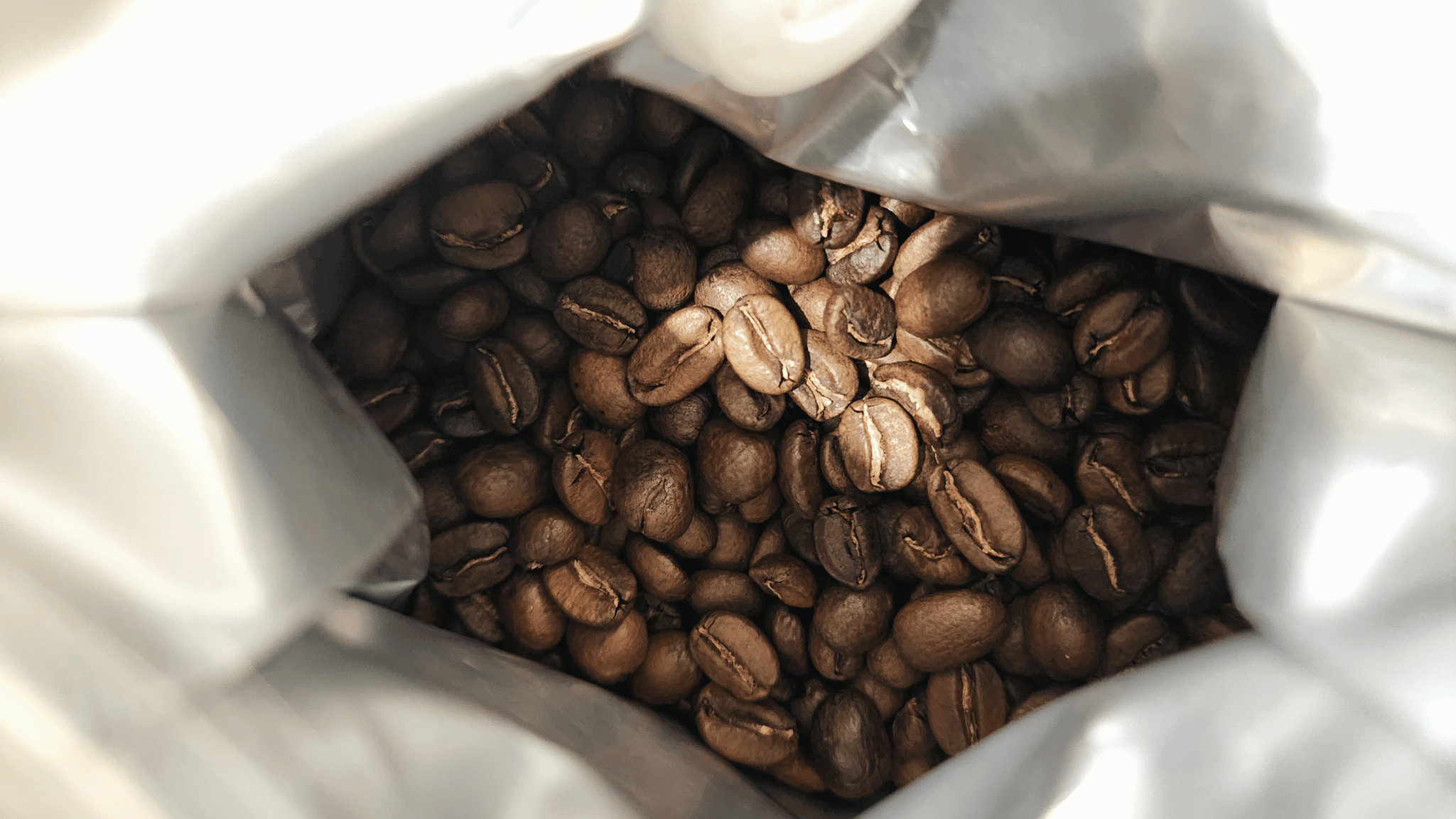 Sammenligning af lys- og mørkristede kaffebønner og deres koffeinindhold