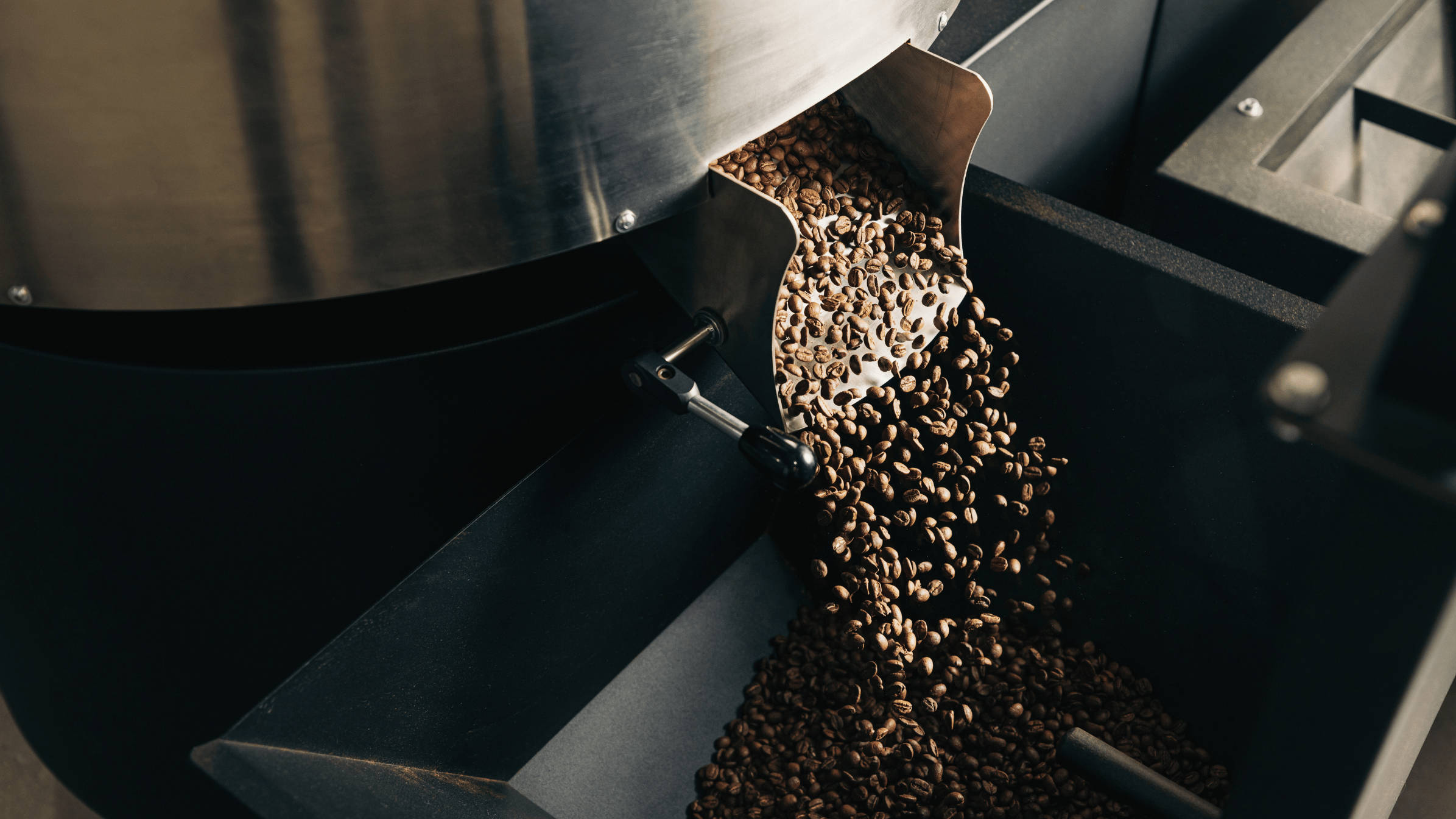 Kafferistning hvor grønne kaffebønner udvikler smag og aroma under ristning