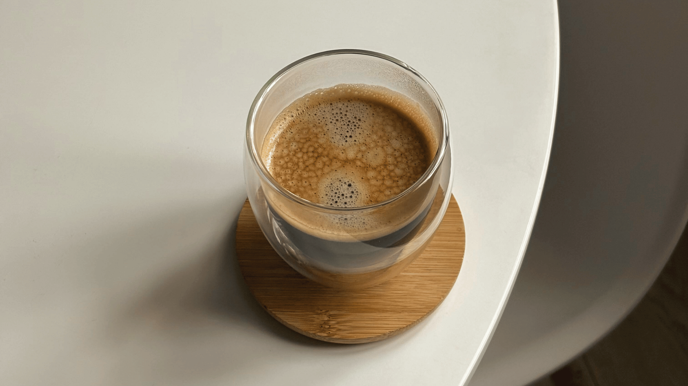 Tynd kaffe i koppen som resultat af forkert brygning og under-ekstraktion