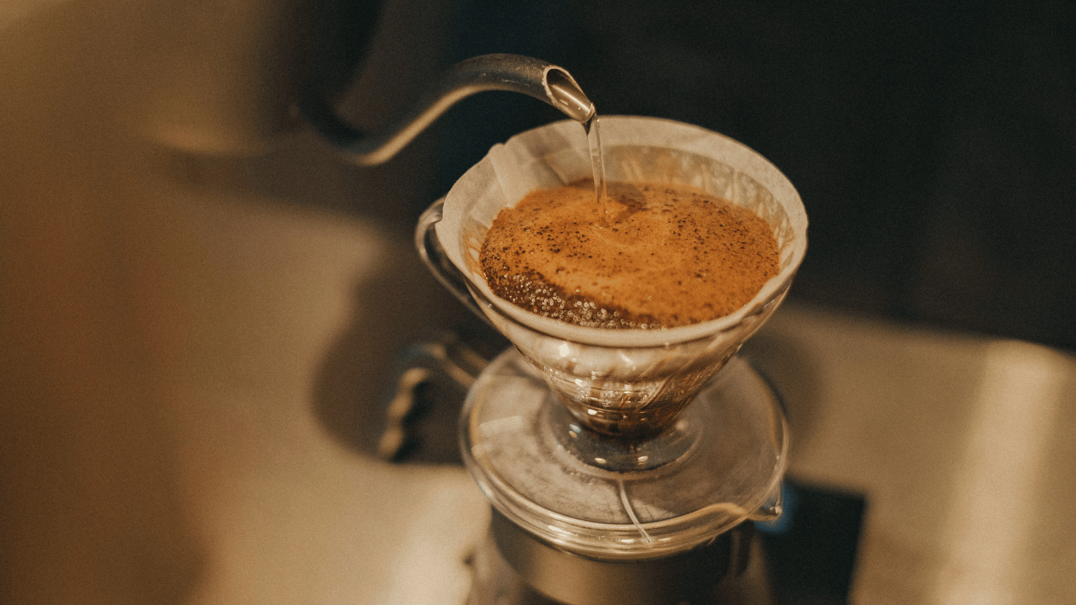Kaffebrygning der viser forskellen på under- og overekstraktion
