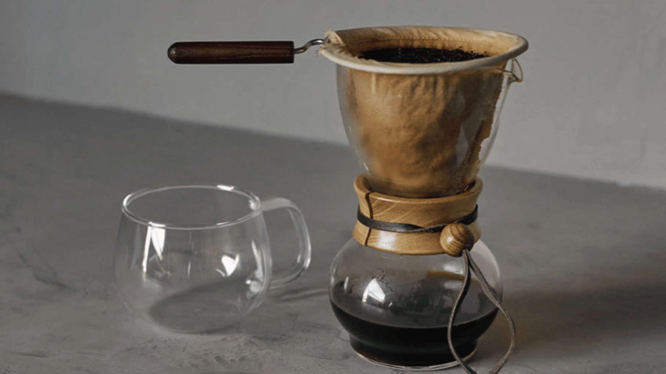 Nel Drip kaffe brygges med stofilter, hvor varmt vand hældes langsomt over friskkværnet kaffe for en blød og fyldig kop.