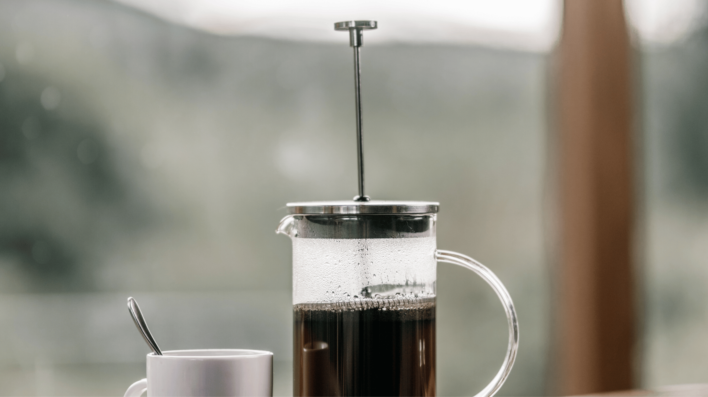 Stempelkande kaffe brygges med groftkværnet kaffe og varmt vand for en fyldig og rund smag.