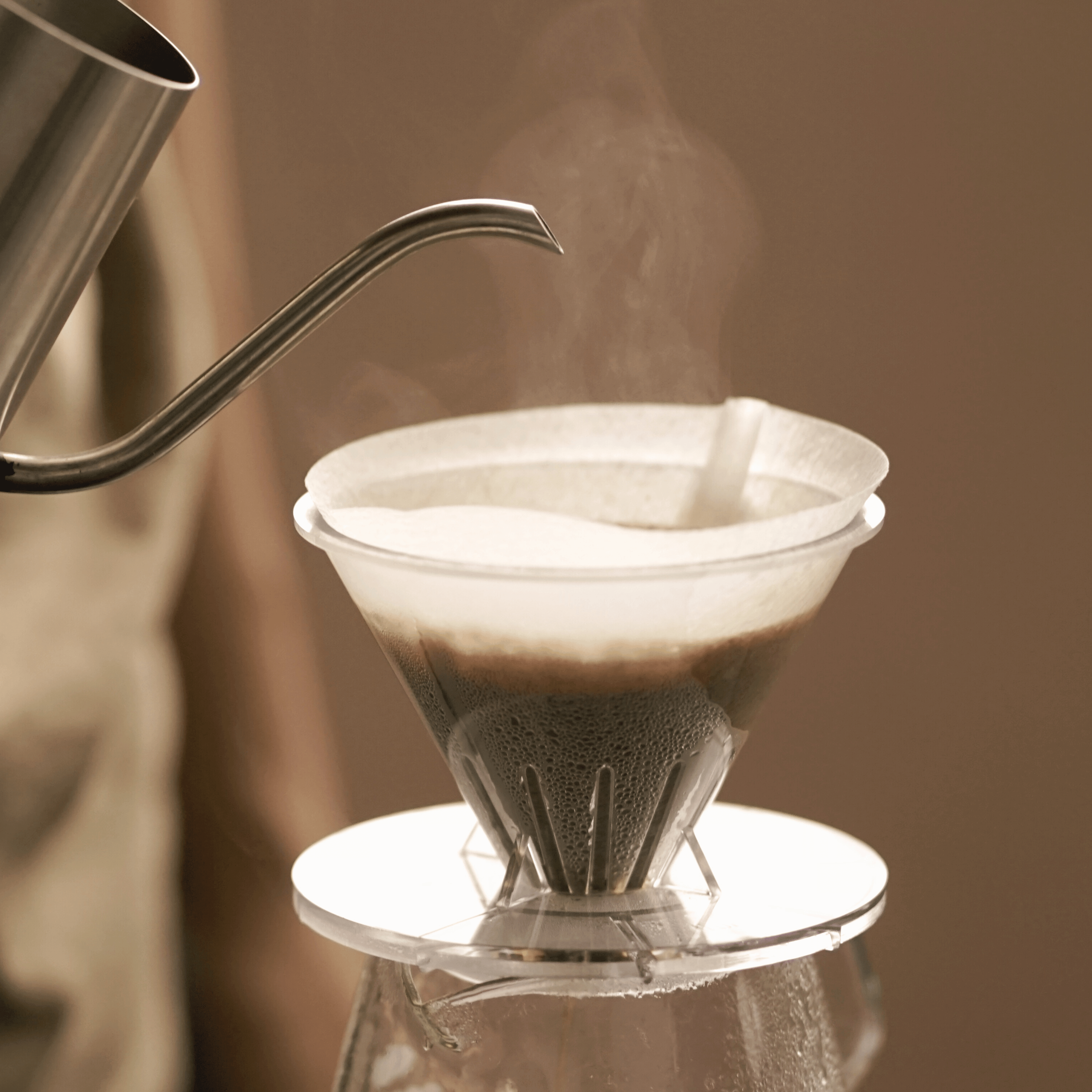 V60 pour over-brygger giver fuld kontrol over ekstraktion og fremhæver kaffens klare og frugtige nuancer.