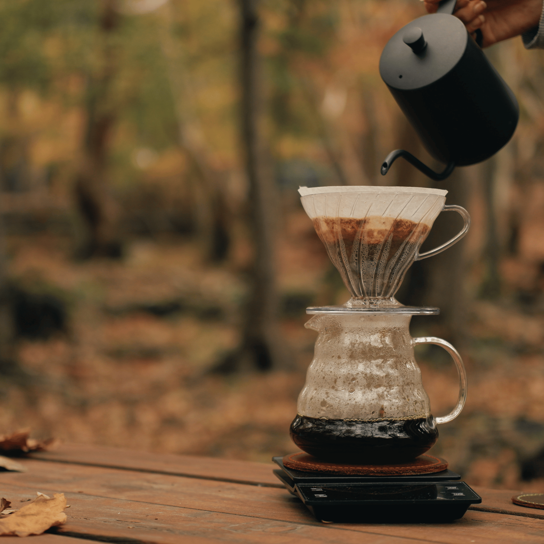 V60 pour over bryggeudstyr til filterkaffe med konisk design, der sikrer præcis ekstraktion og ren smag.