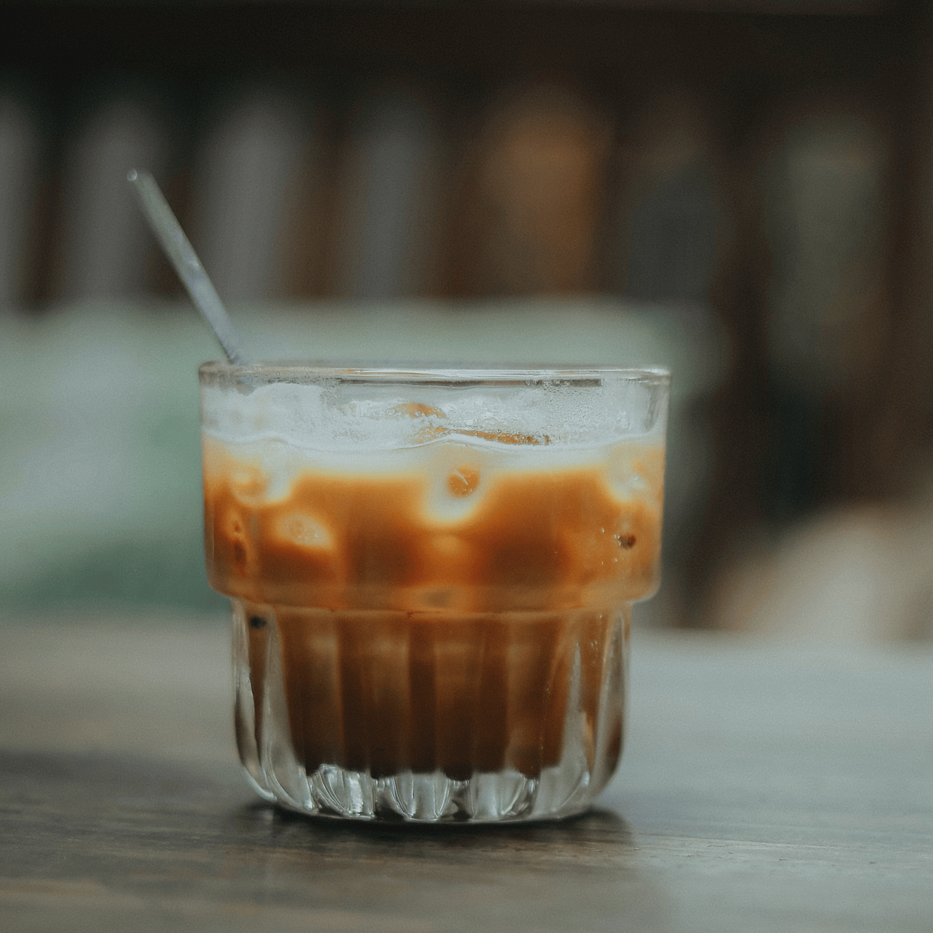 Vietnamesisk iskaffe med espresso, sødet kondenseret mælk og isterninger i glas